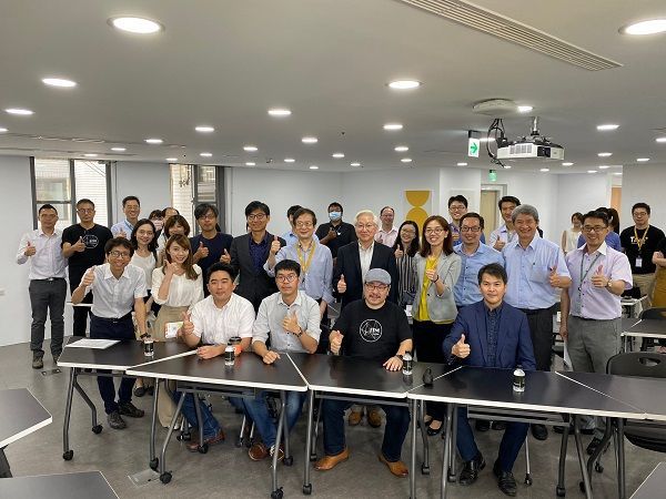 科技部吳政忠部長聆聽瑞準科技執行長張漢予介紹產品