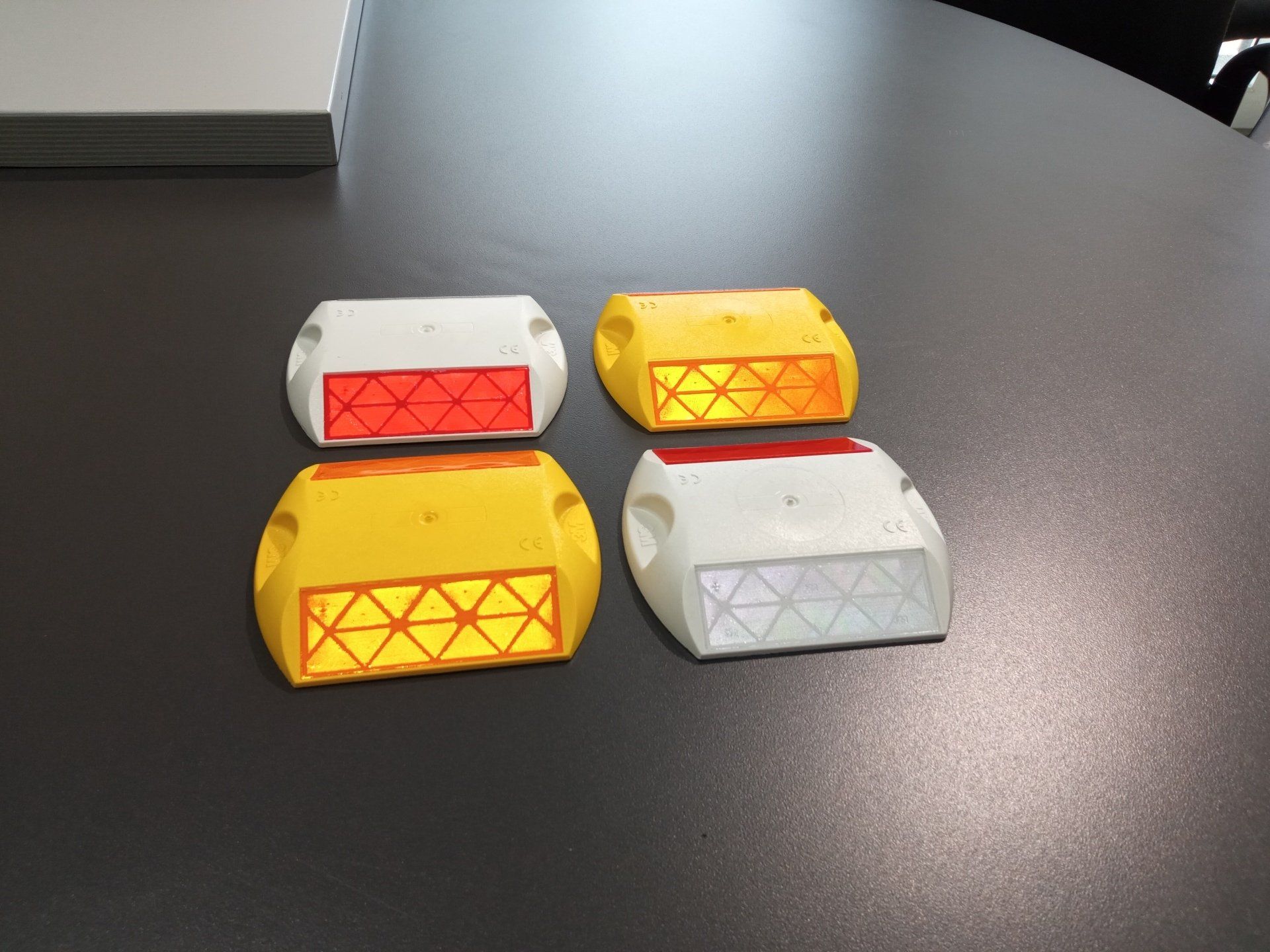 Vialeta 3M con dos caras reflejantes. Color Blanco o Amarillo.