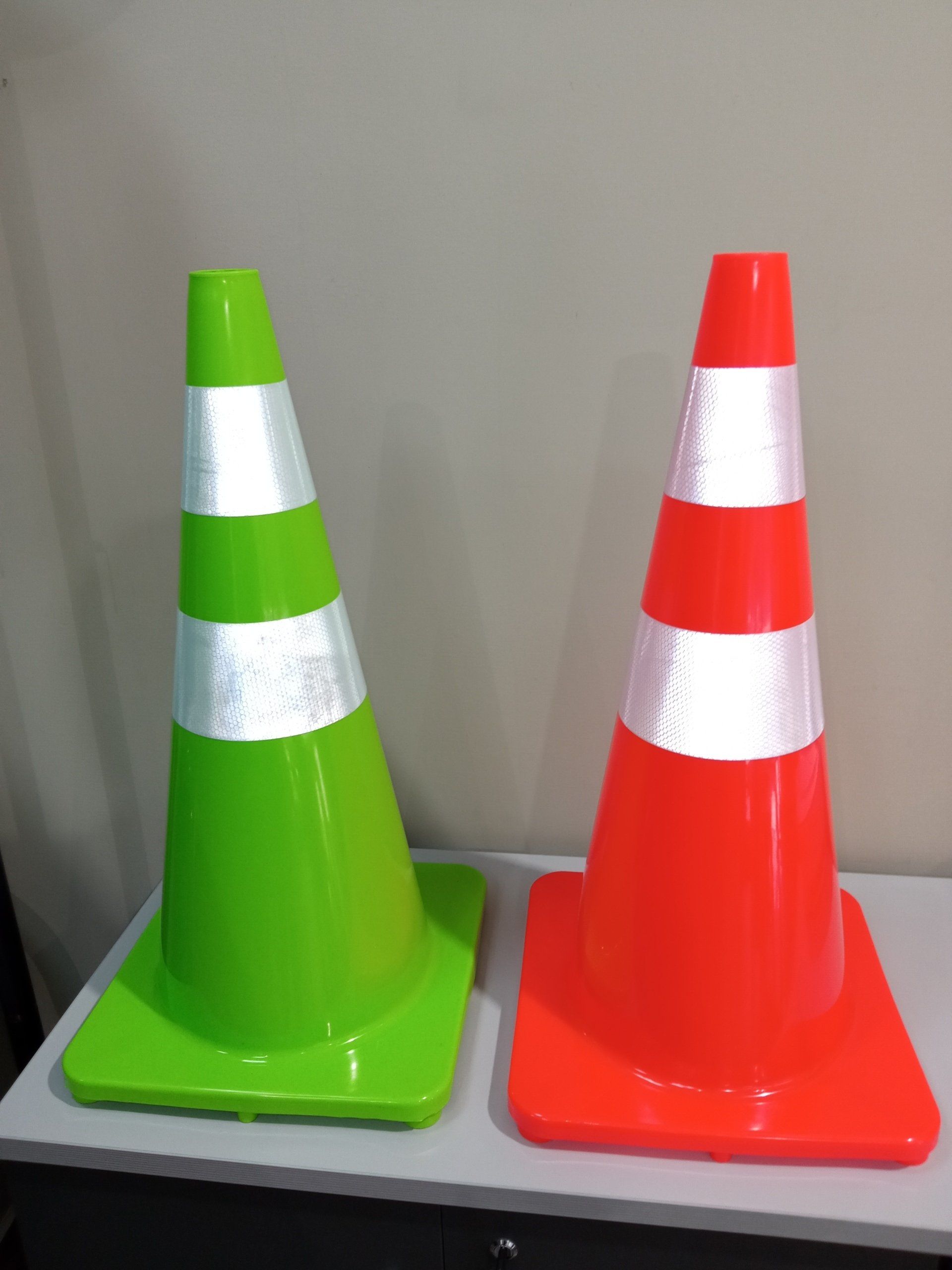 Cono de tráfico. Conos viales naranja o verde flexible.