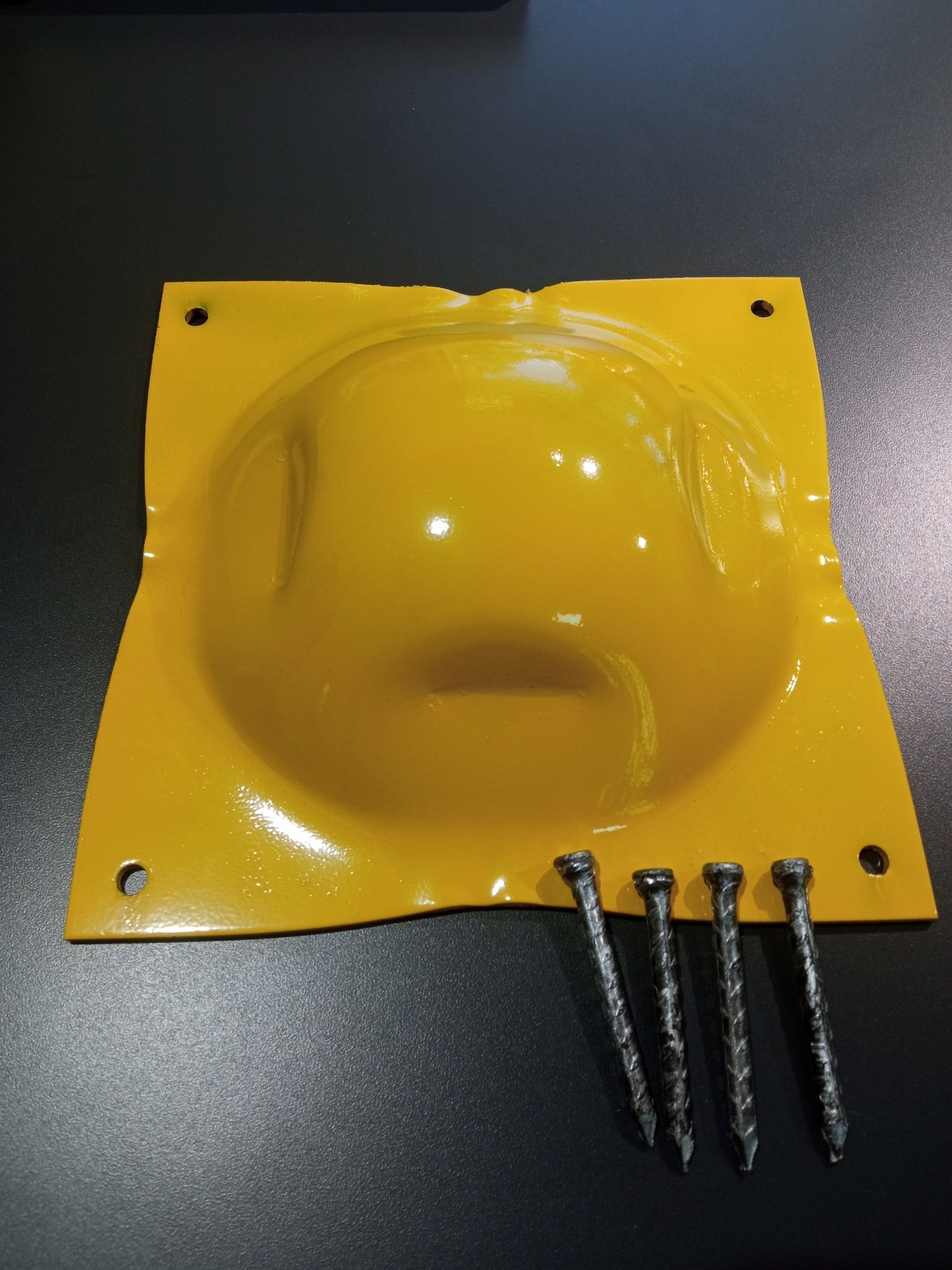 Boya metálica con clavos para instalación. Boya metalica para el tráfico.