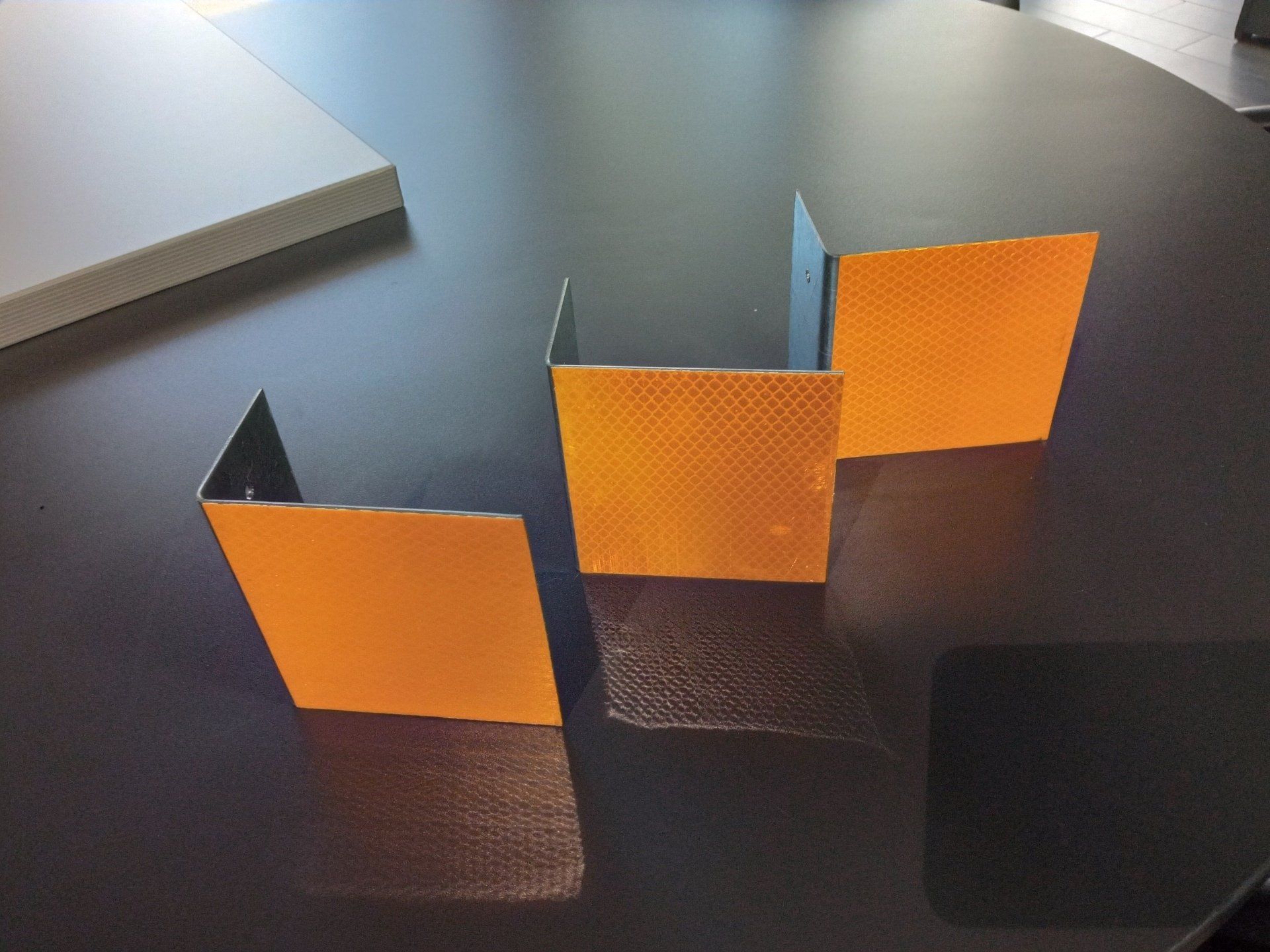 Mensulas Reflectivas para pasos a desnivel.