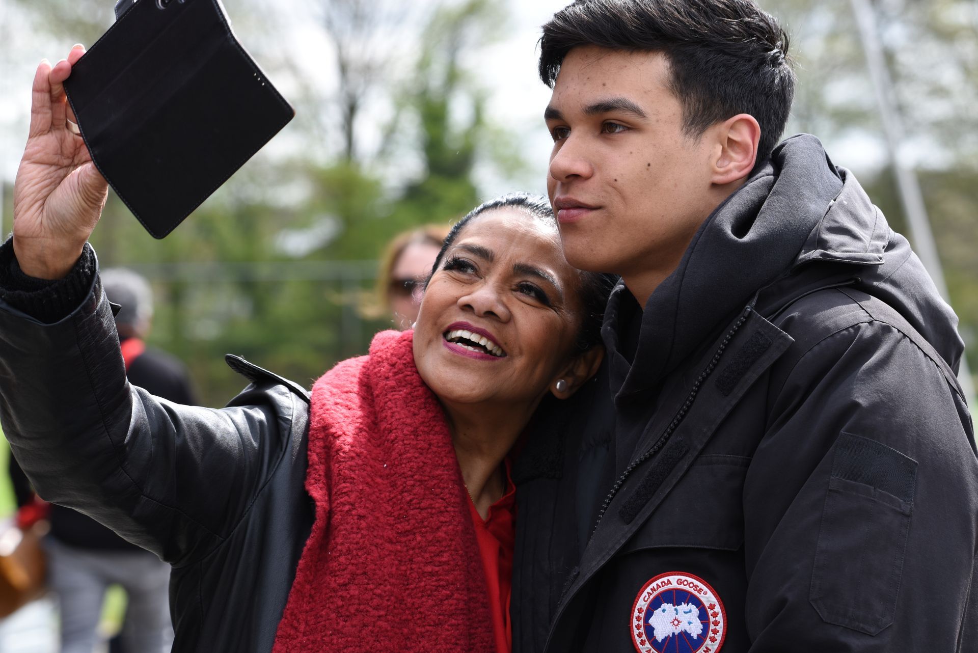 Een man en een vrouw maken samen een selfie.