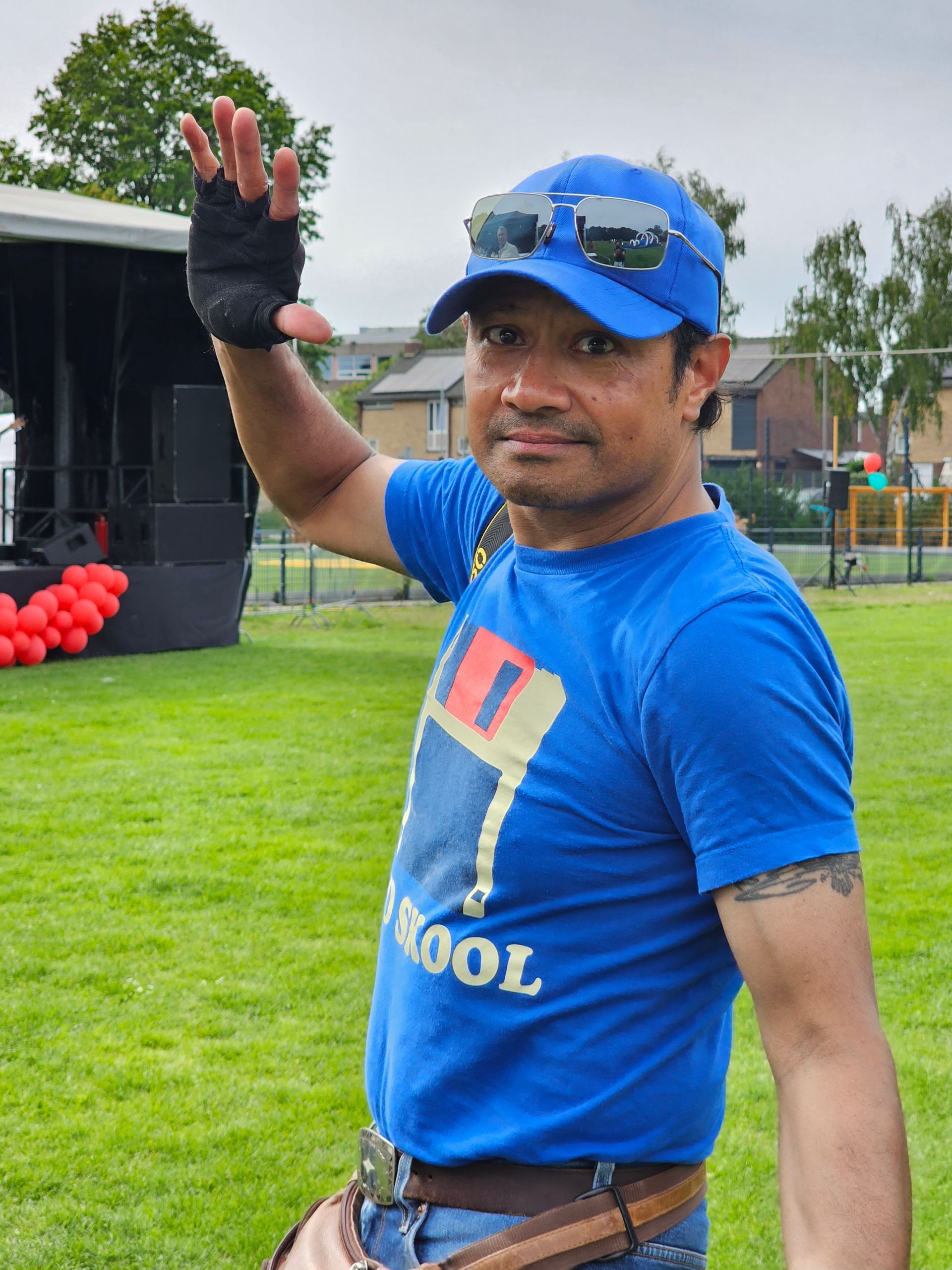 Een man die een blauw shirt draagt ​​met de tekst gereedschap erop