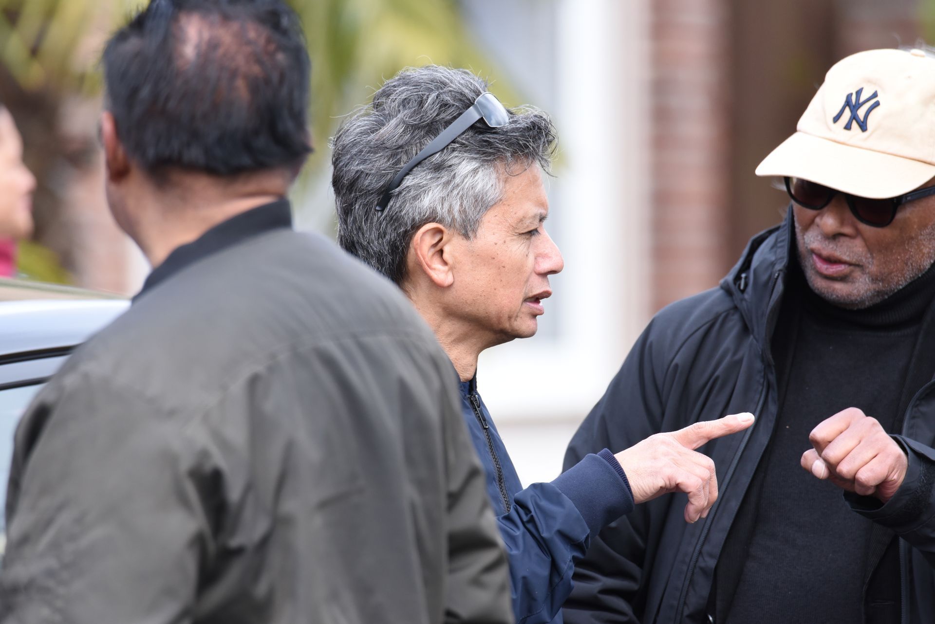 Een man met een ny-hoed praat met een andere man