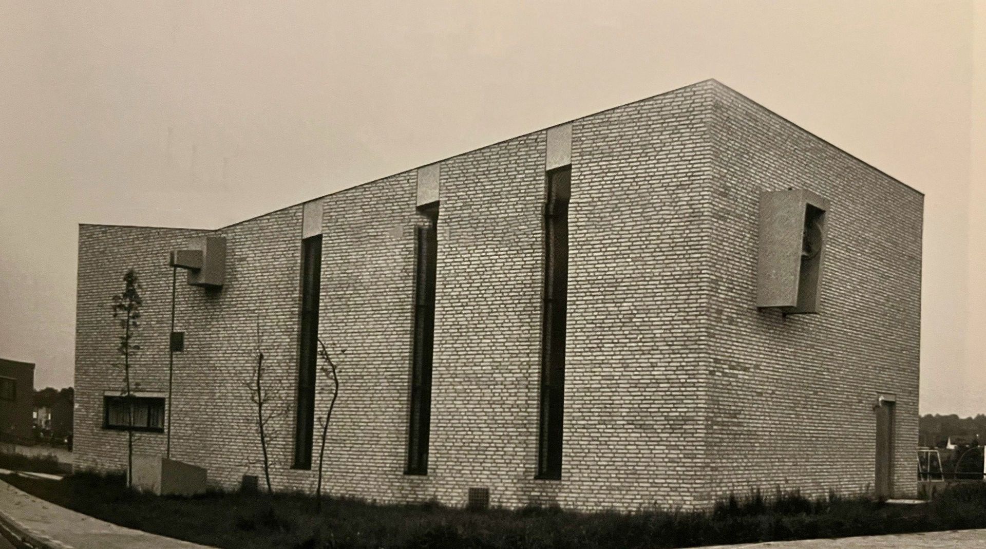 Een zwart-witfoto van een gebouw met veel ramen