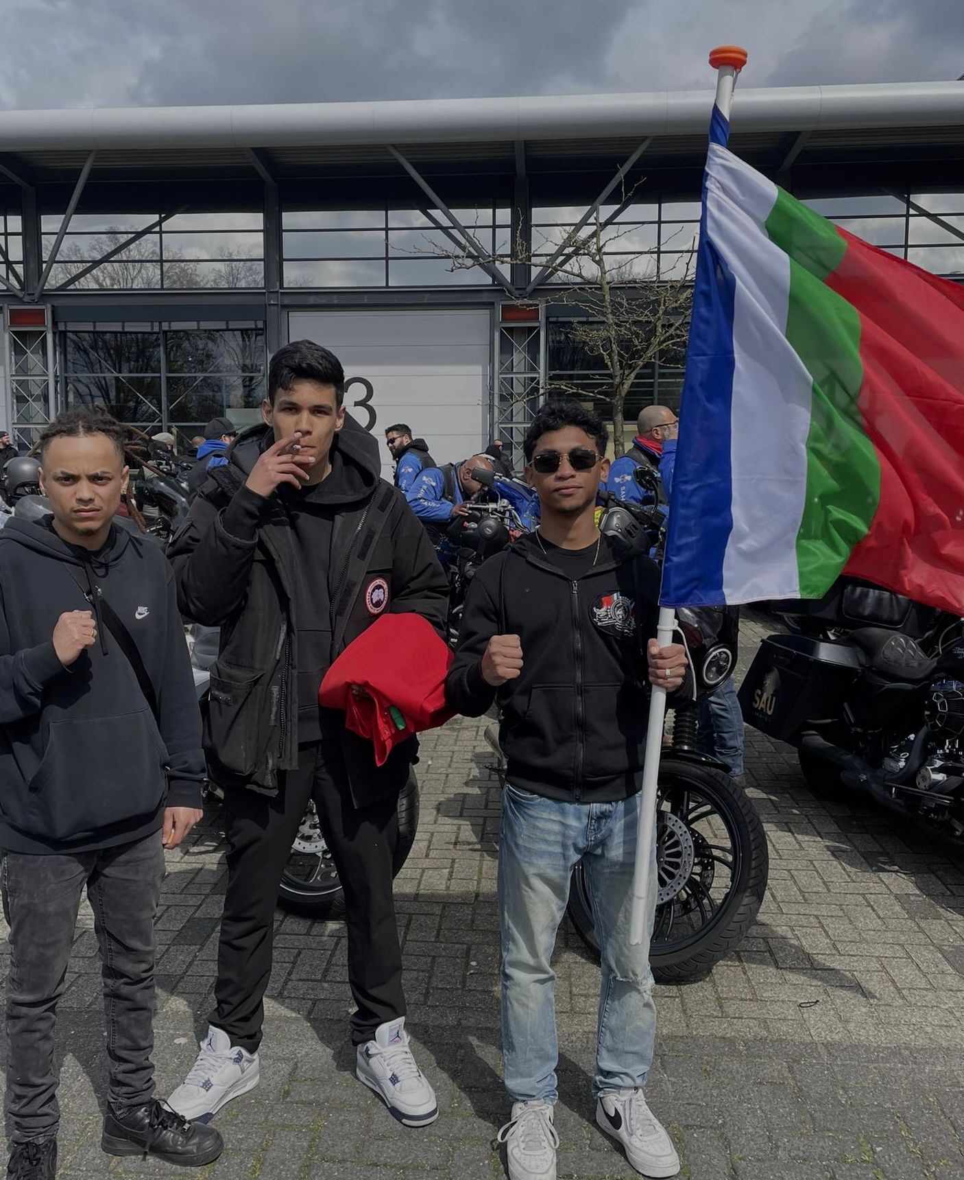 Een man houdt een vlag vast voor motorfietsen