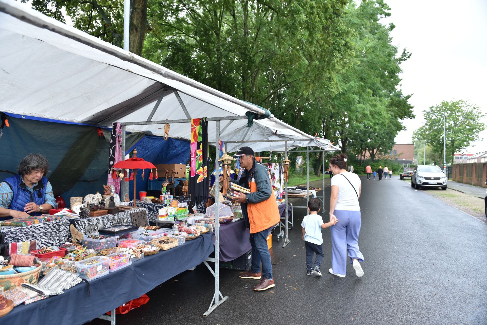 Een groep mensen winkelt op een markt.