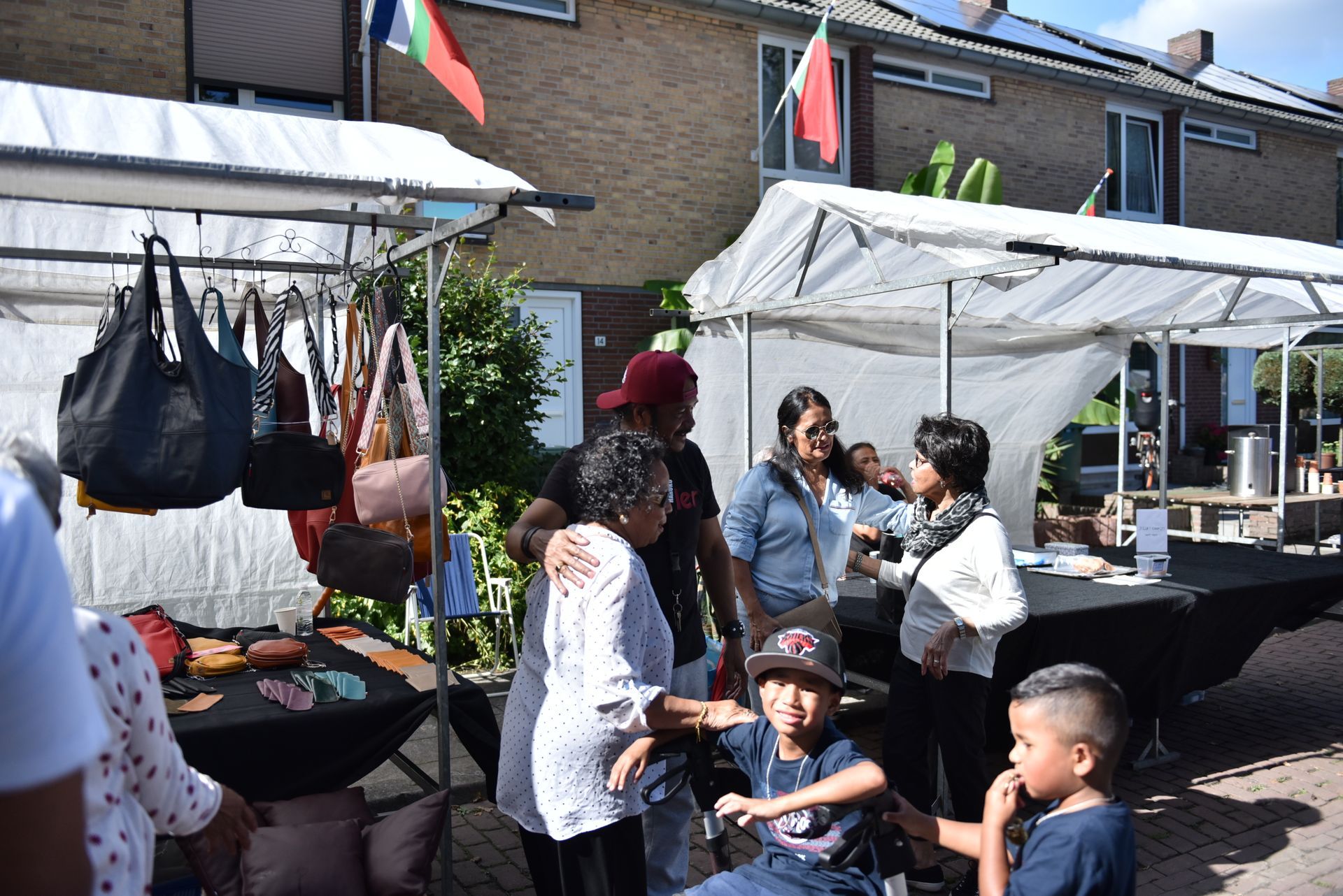 Op een markt staat een groep mensen rond een tafel.