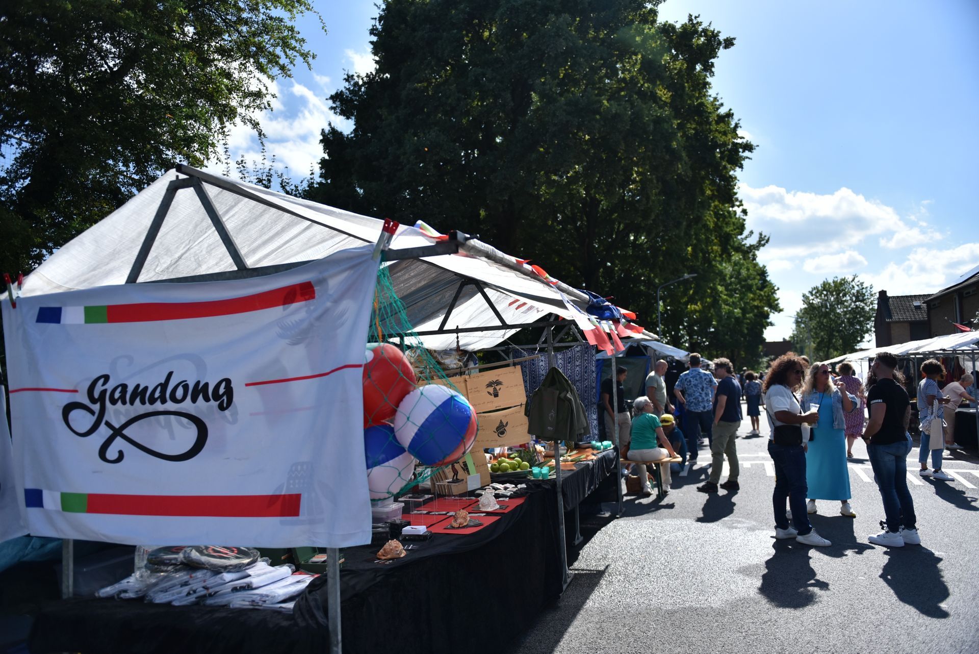 Een groep mensen staat rond een markt.