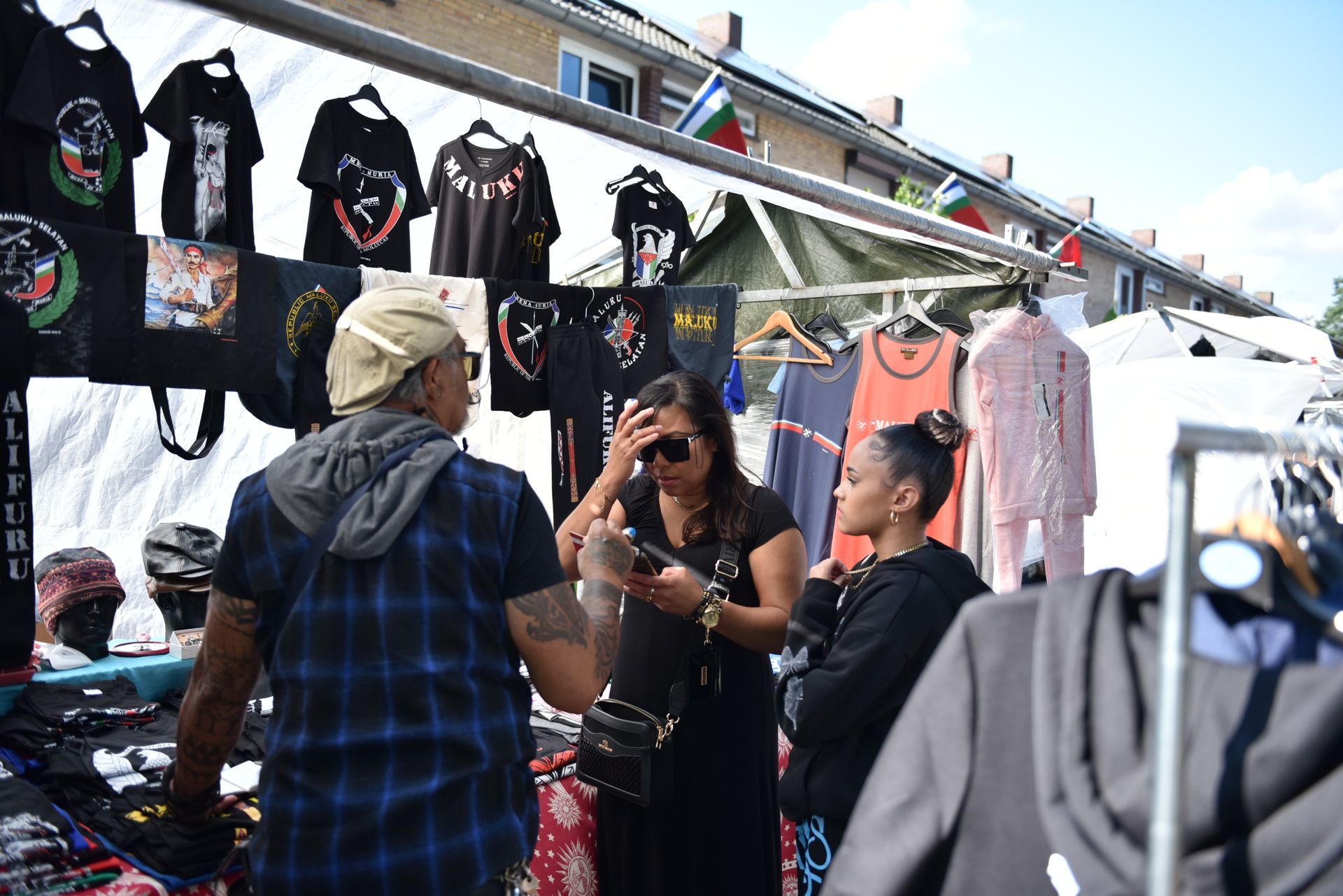 Een groep mensen winkelt op een markt.