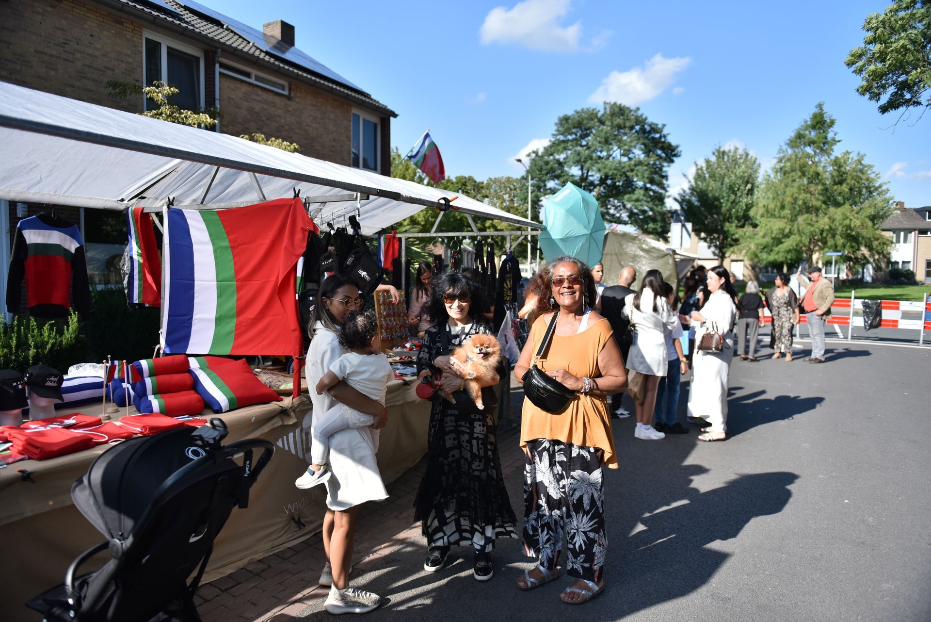 Een groep mensen staat voor een markt.