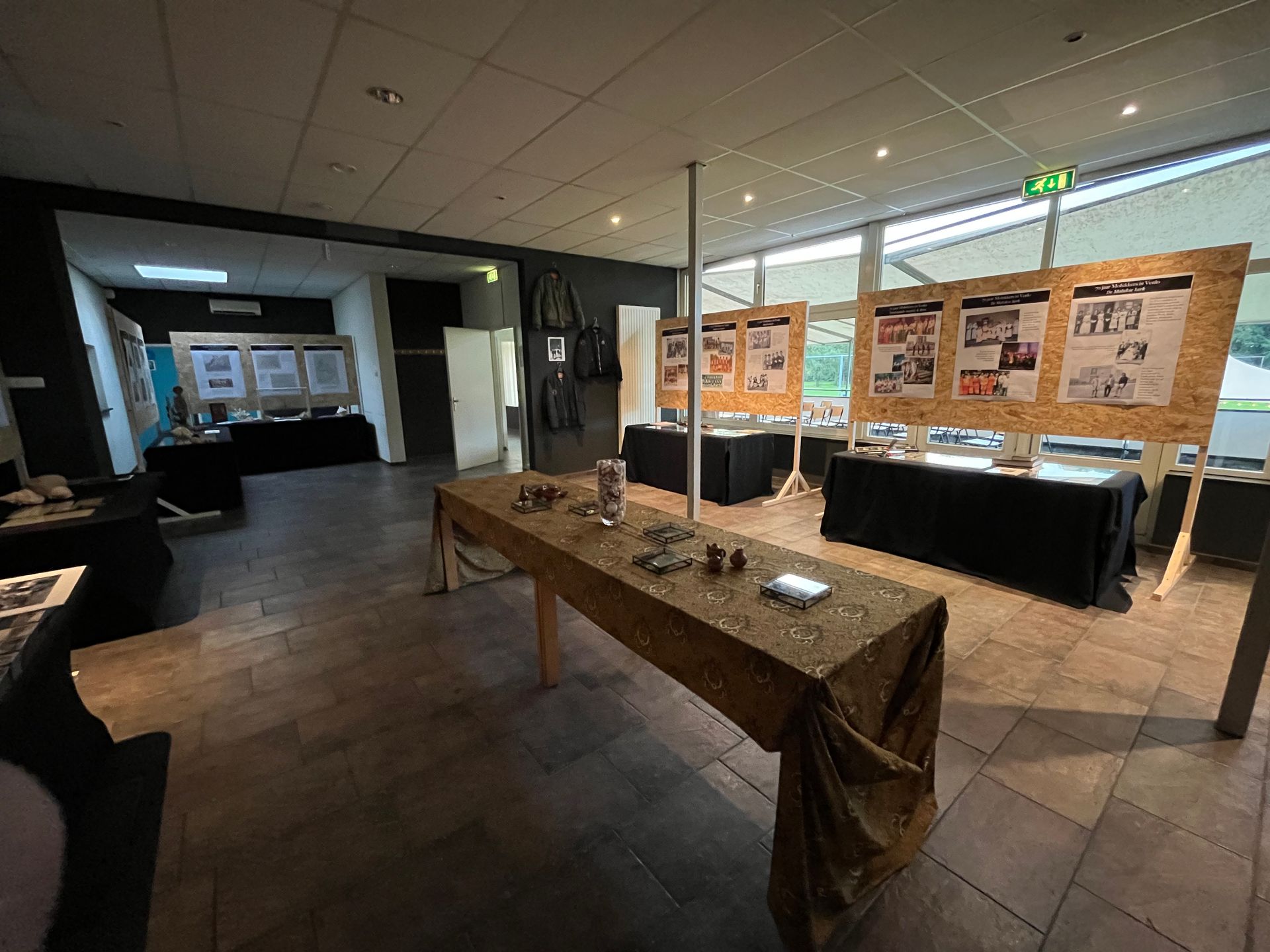 Er staat een tafel in het midden van de kamer.