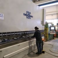 tecnico di piegatura metalli