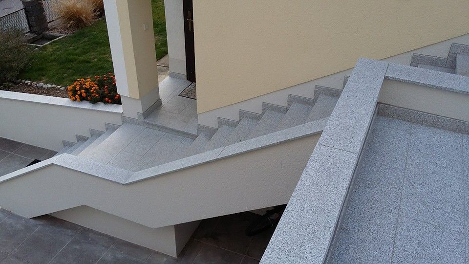 Eine Treppe, die zu einem Haus hinaufführt.