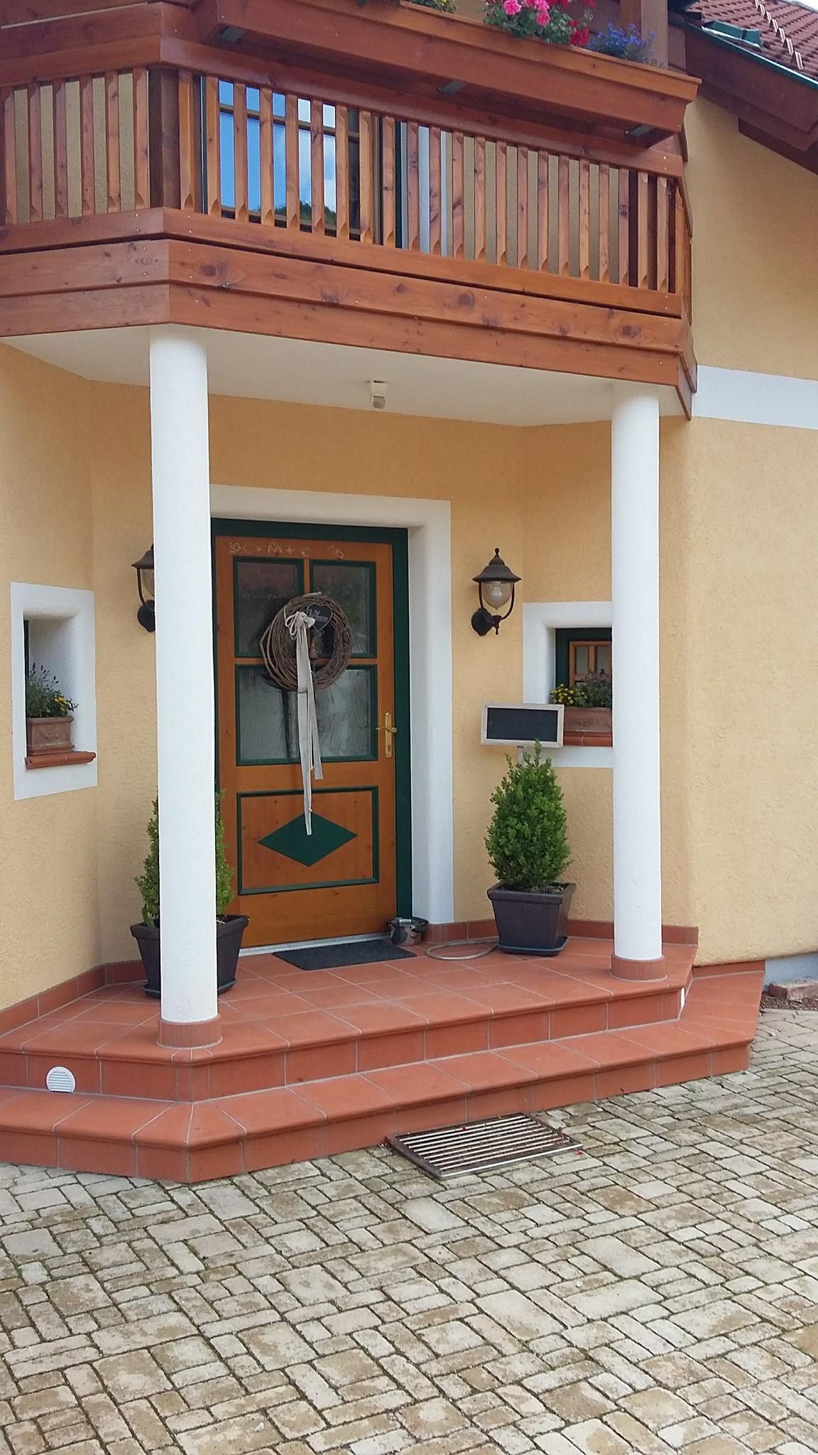 Die Eingangstür eines Hauses mit einem Balkon darüber