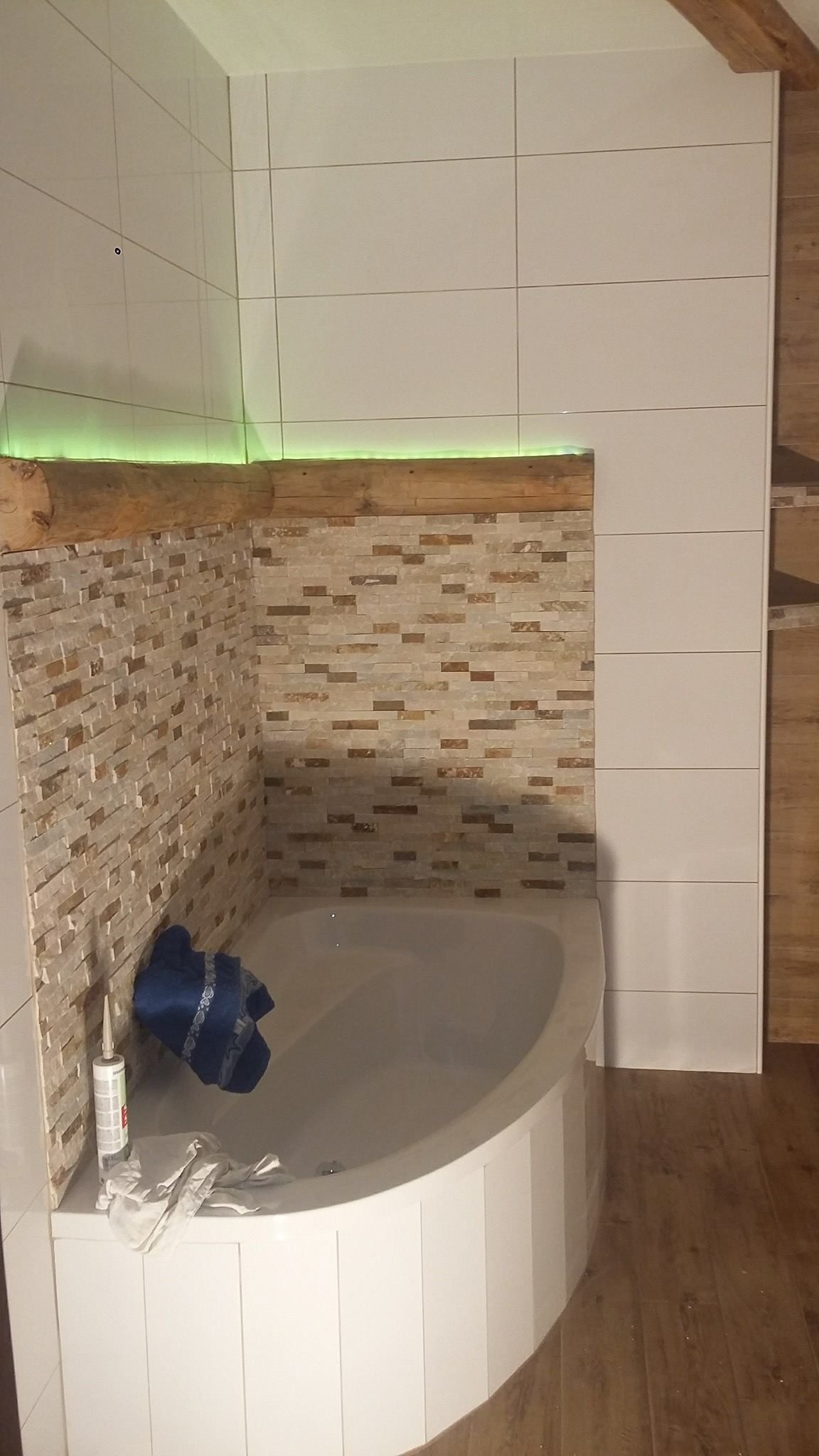 Badezimmer mit einer Badewanne.