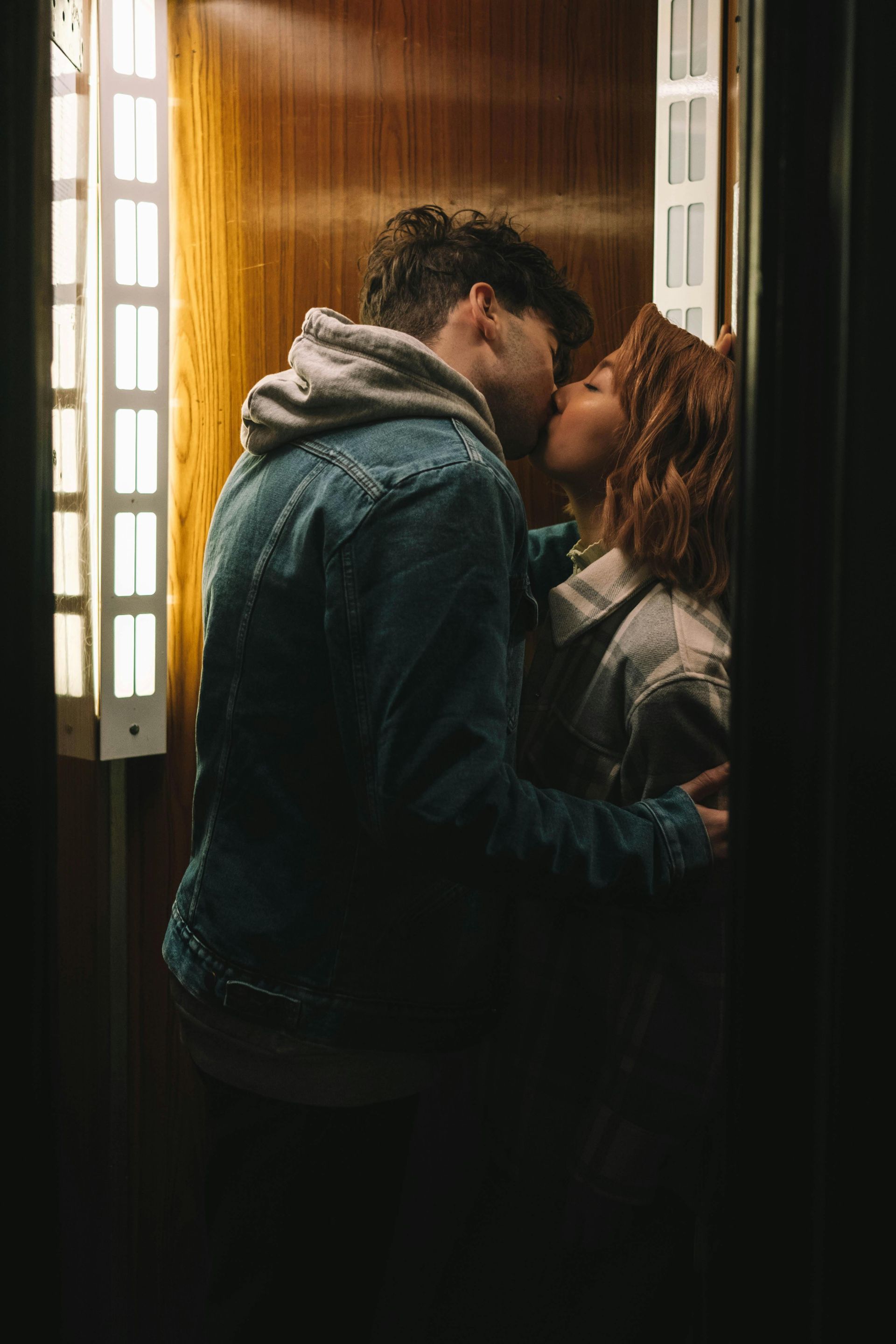 Intimate kiss in a romantic setting – dating coach for women and men