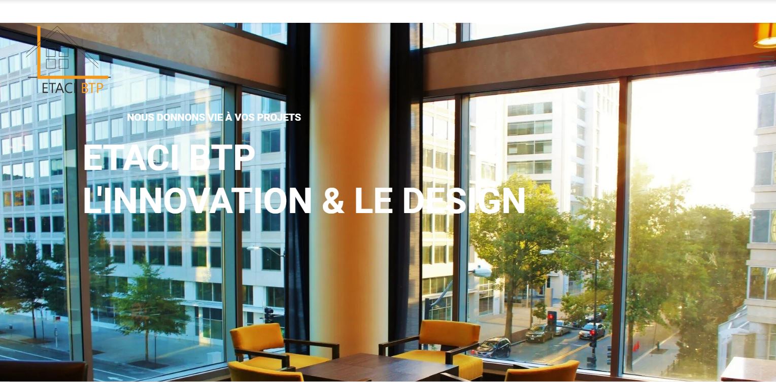 Une salle de conférence avec une table et des chaises devant une grande fenêtre.