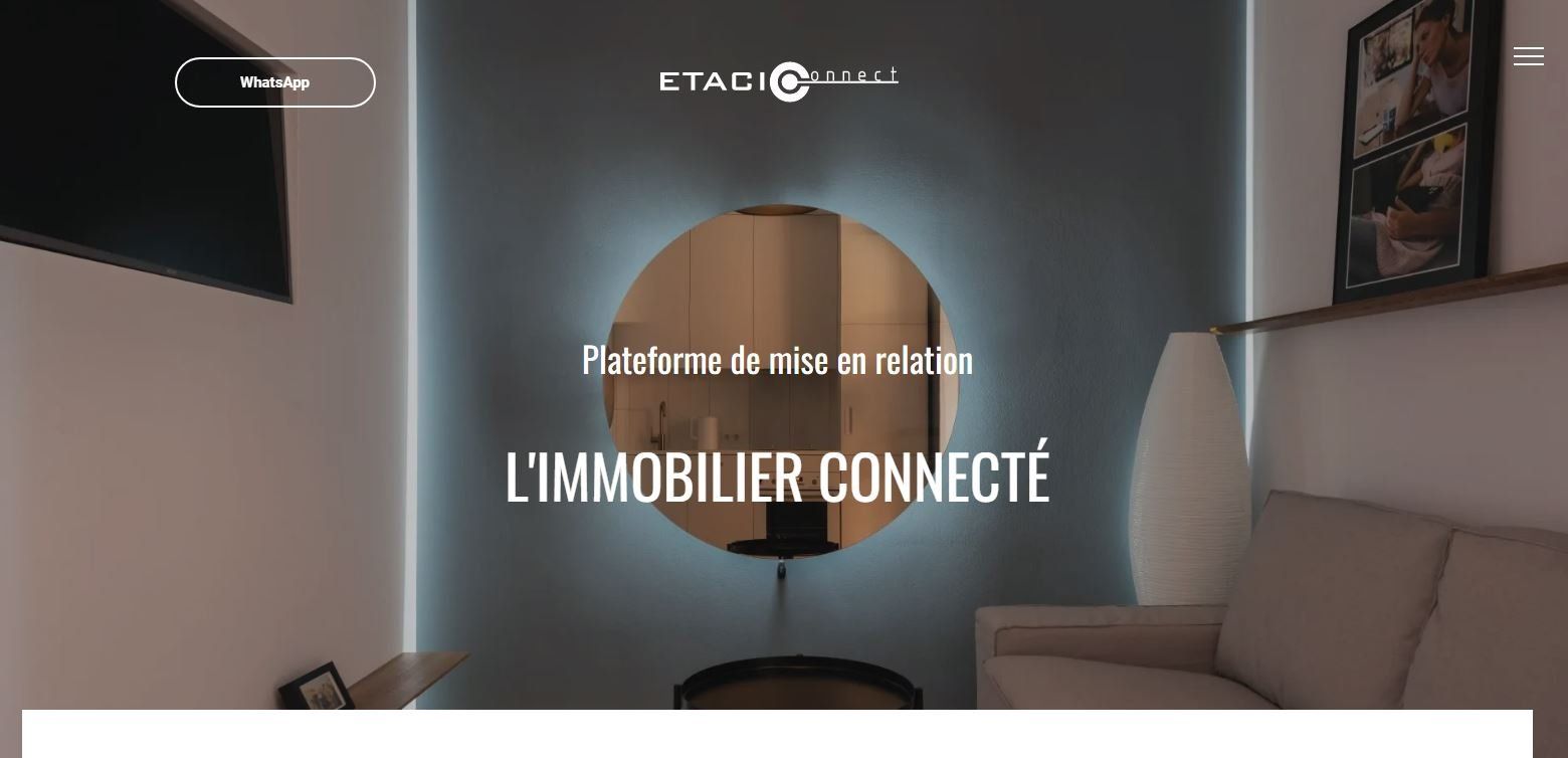 Un salon avec un canapé et un miroir au mur.