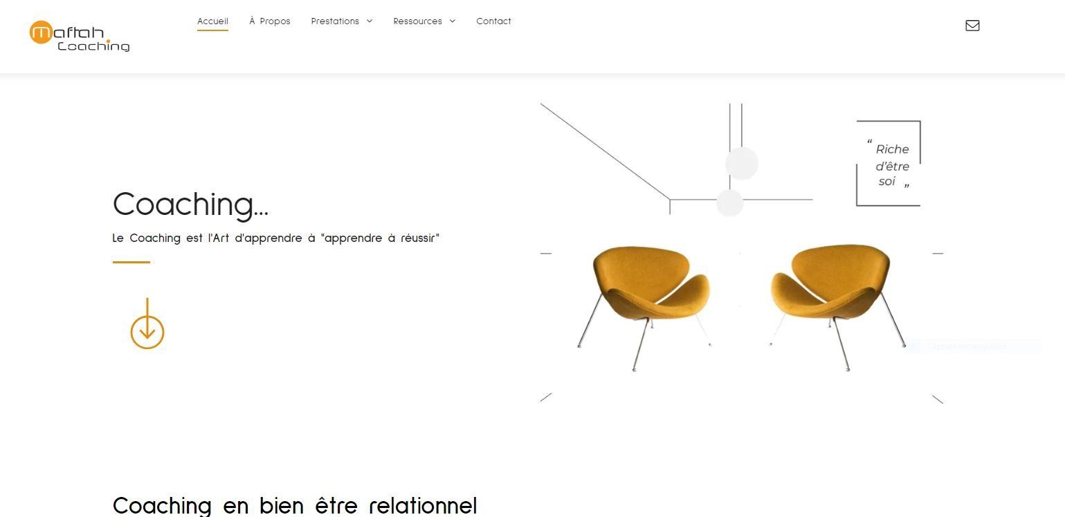 Deux chaises jaunes sont assises l'une à côté de l'autre sur un site Web.