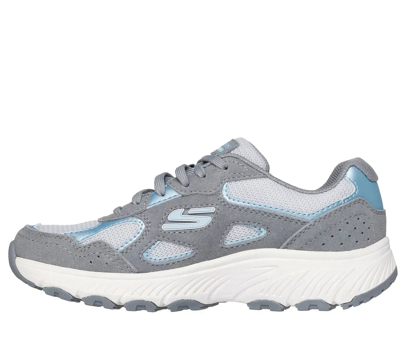 Zapatilla deportiva Skechers gris y azul claro con suela blanca.