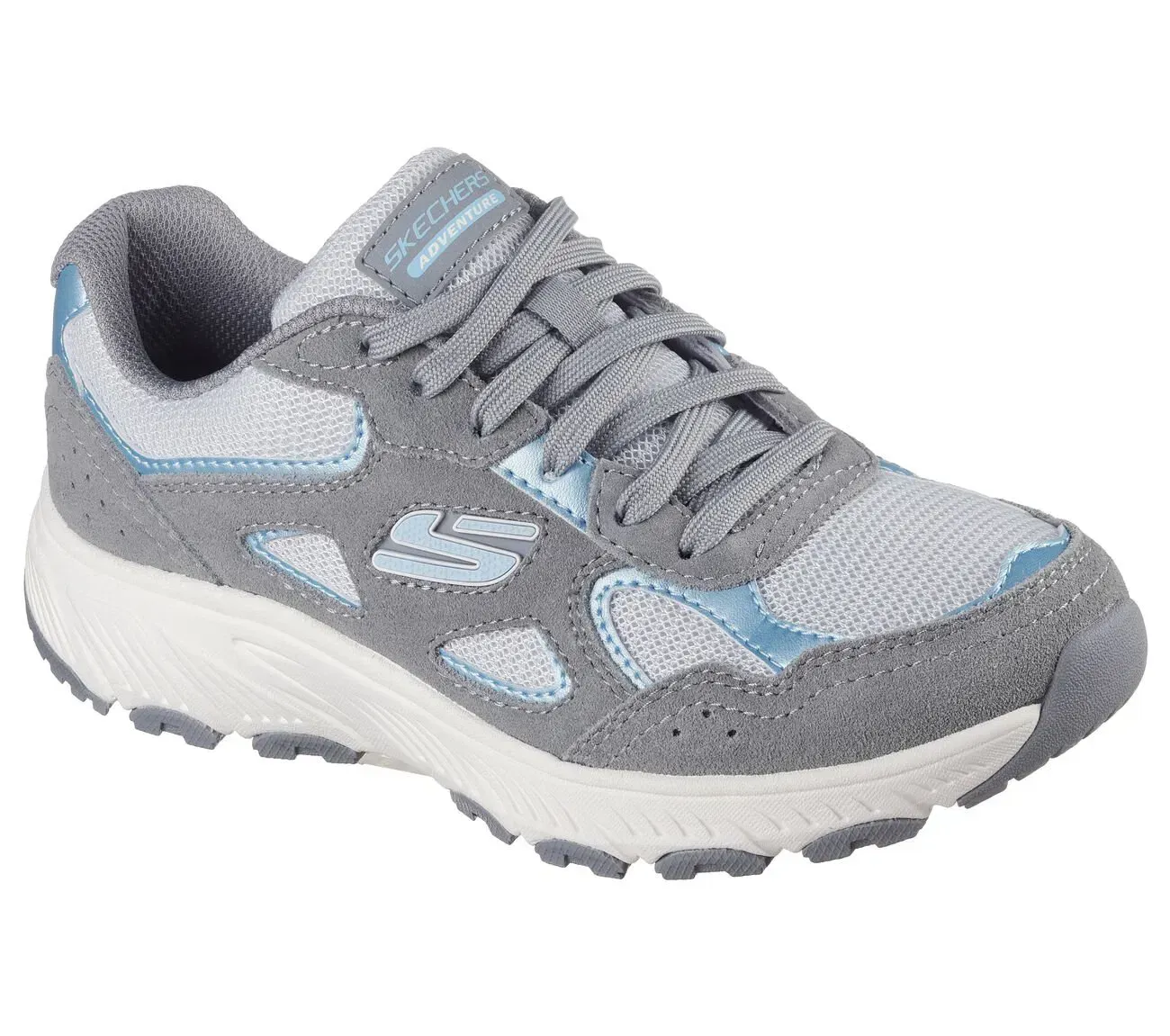 Zapatilla deportiva Skechers gris y azul claro con suela blanca.