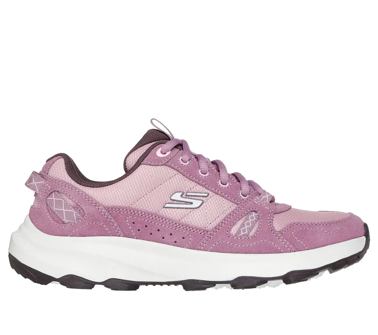 Zapatilla deportiva Skechers morada con detalles brillantes y suela blanca.