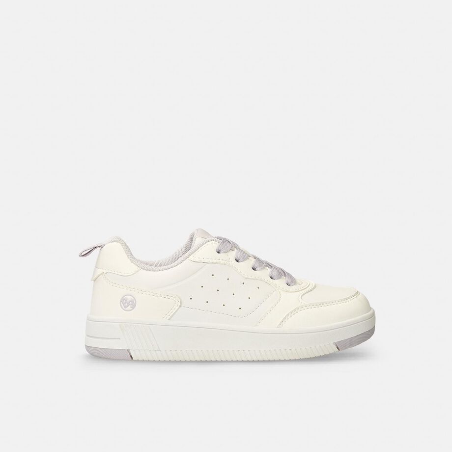 Zapatilla deportiva color crema con cordones y suela grises, sobre fondo blanco.