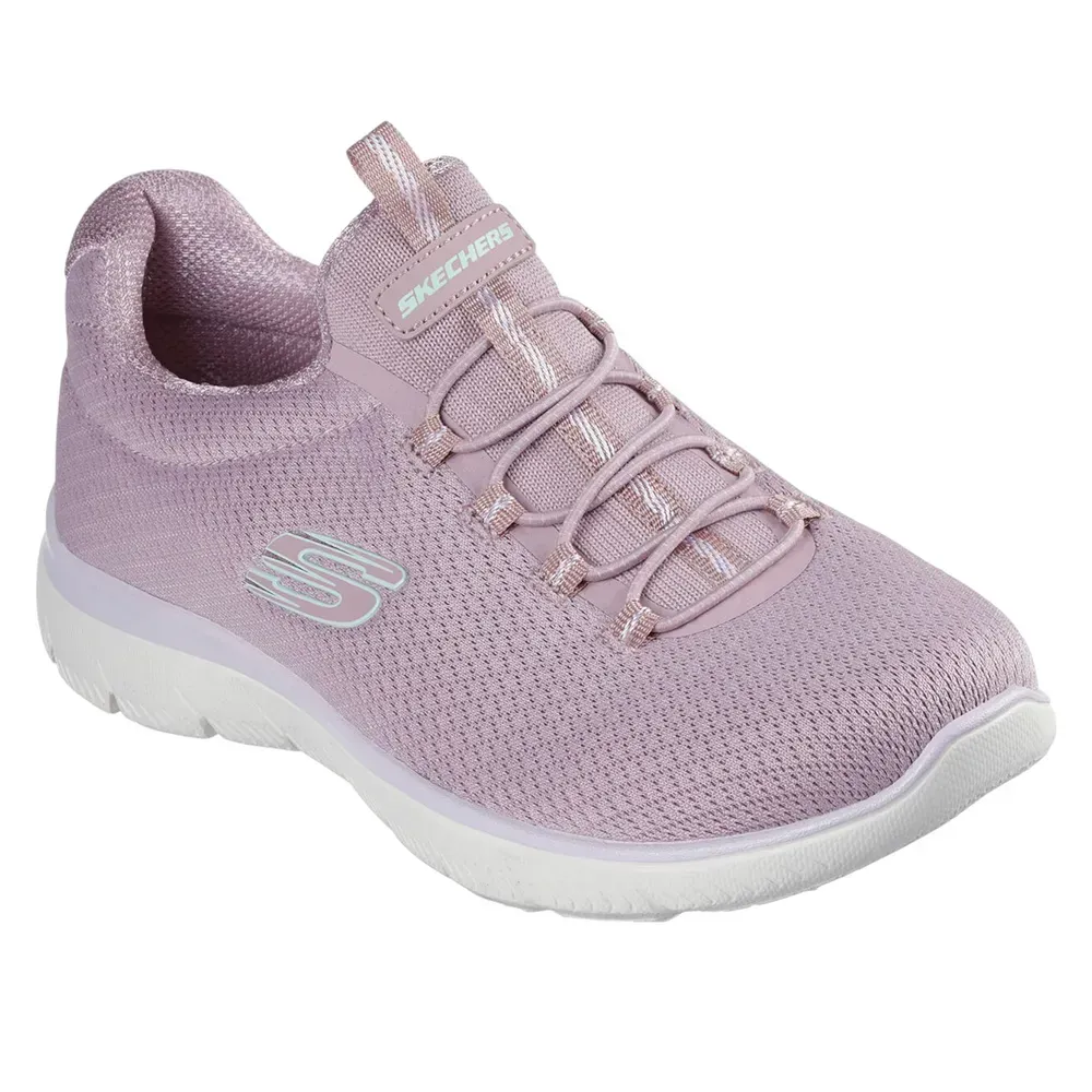 Zapatilla deportiva Skechers de color lila claro con suela blanca.