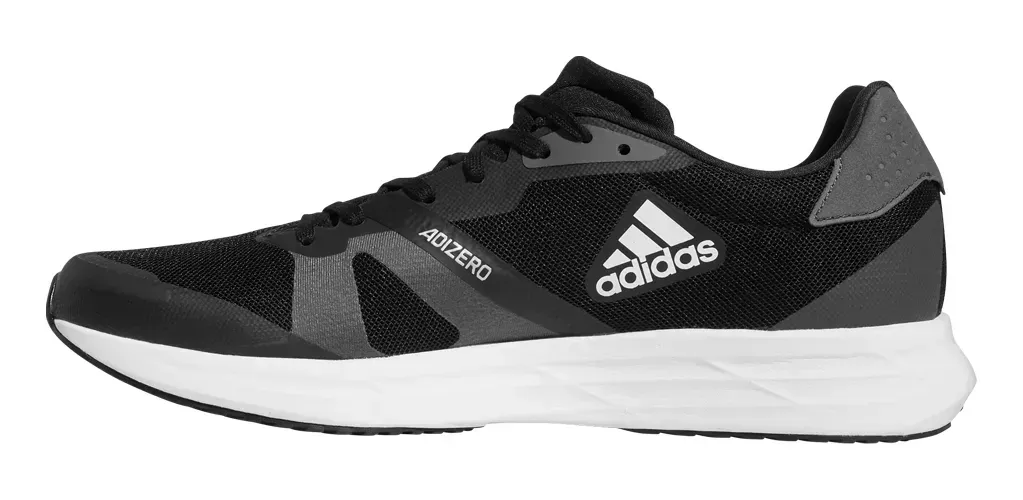 Zapatilla de running Adidas en blanco y negro con rayas y suela blancas.