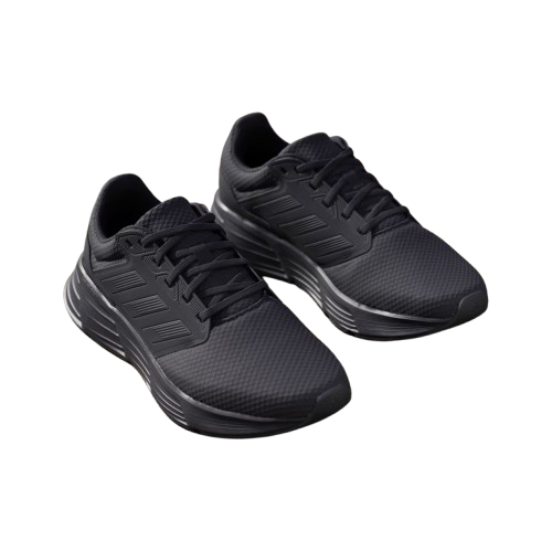 Zapatillas de running Adidas negras sobre fondo blanco.