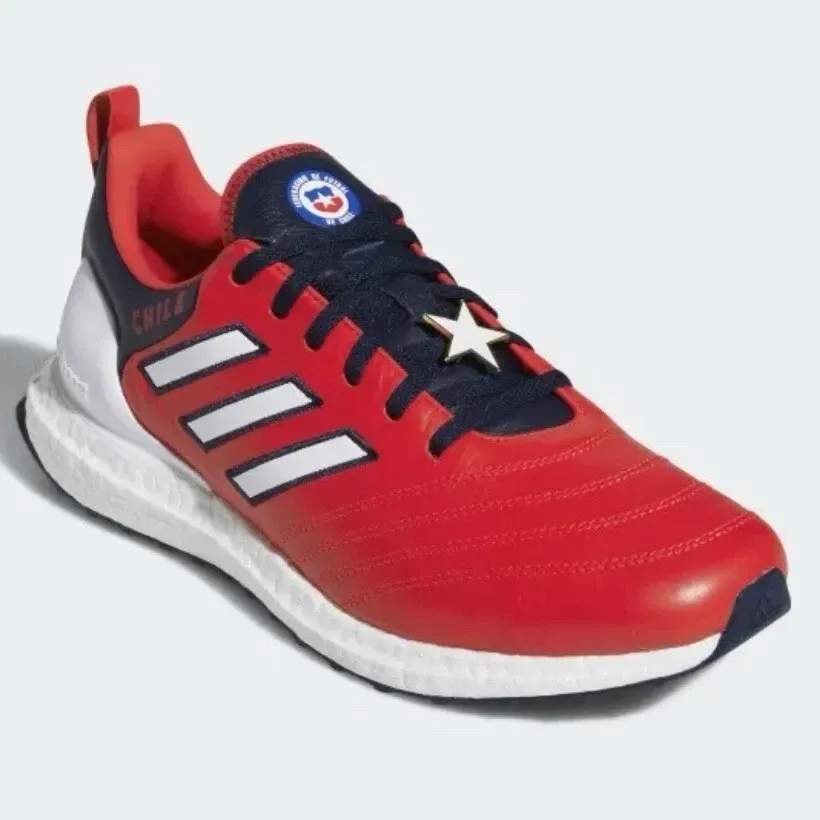 Zapatilla Adidas roja, blanca y azul con el emblema de la bandera chilena en la lengüeta