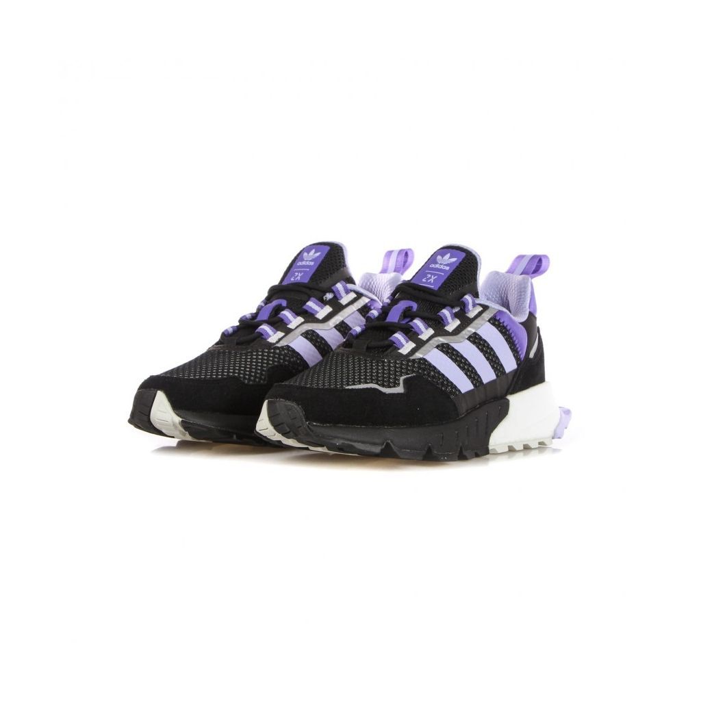 Zapatillas Adidas negras y moradas con suela blanca.
