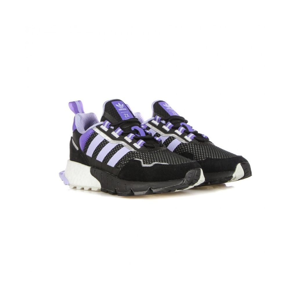 Zapatillas Adidas negras y moradas con suela blanca.