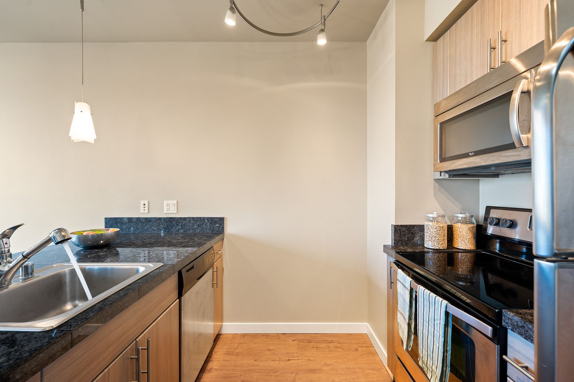 Photo showing a small-medium size kitchen