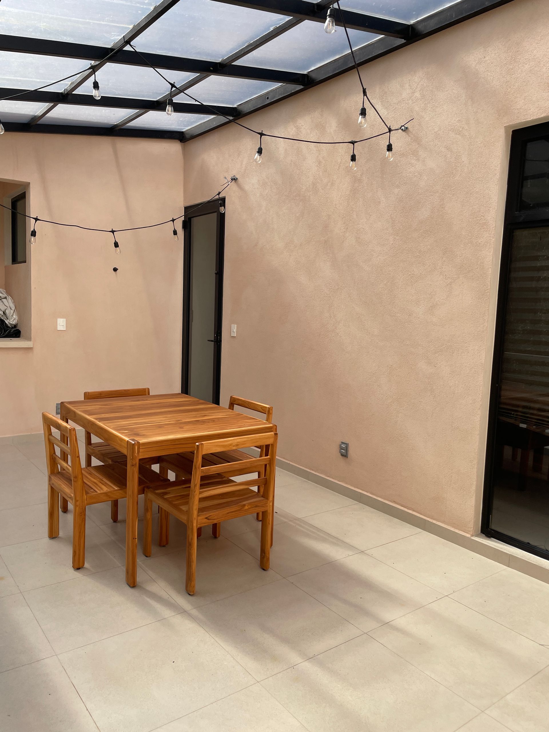 Terraza techada con comedor de madera