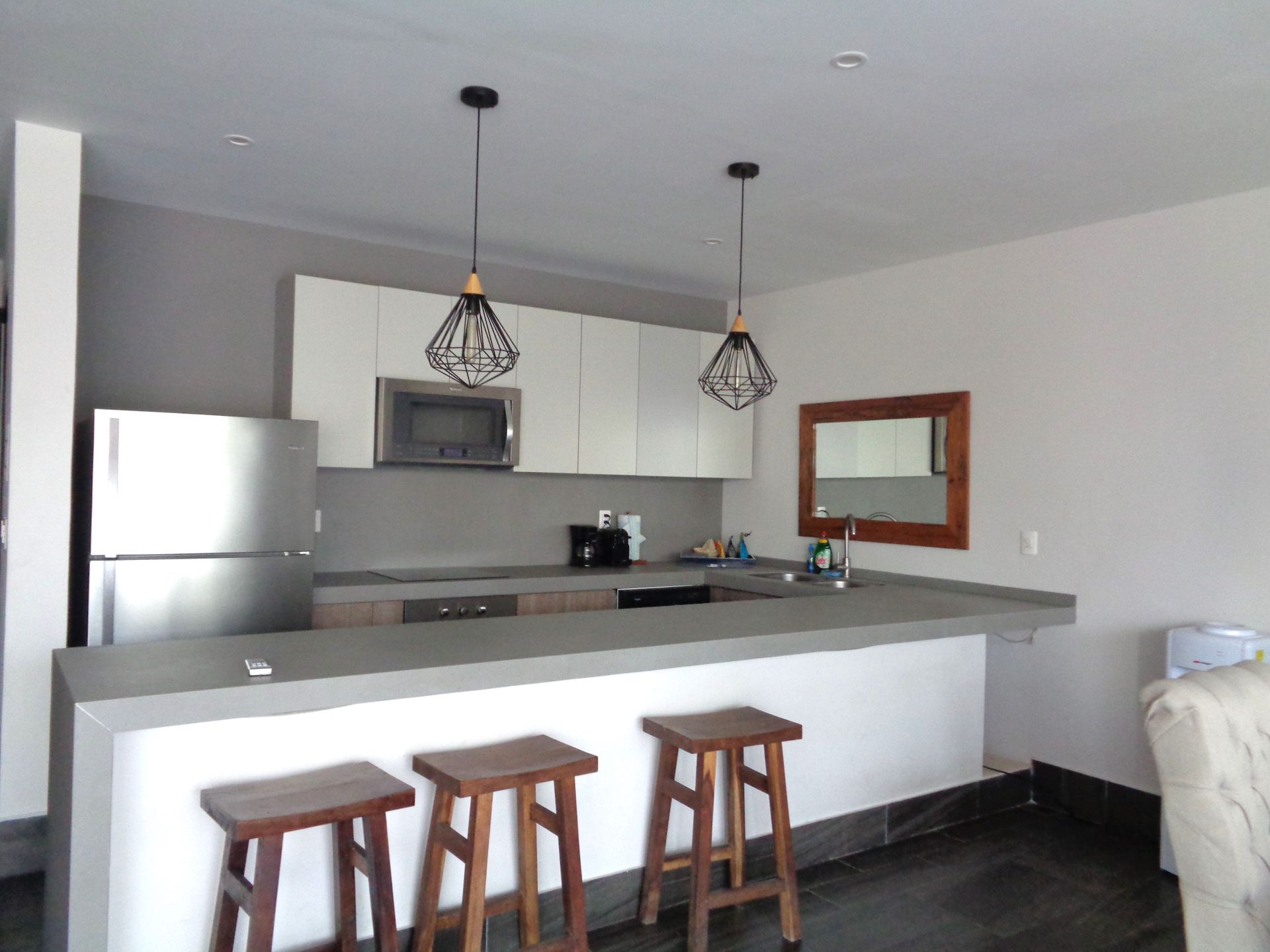 Cocina con barra y bancos de madera