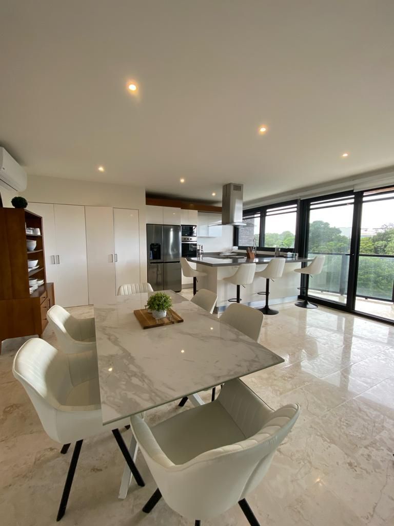 Cocina con barra y ventanales