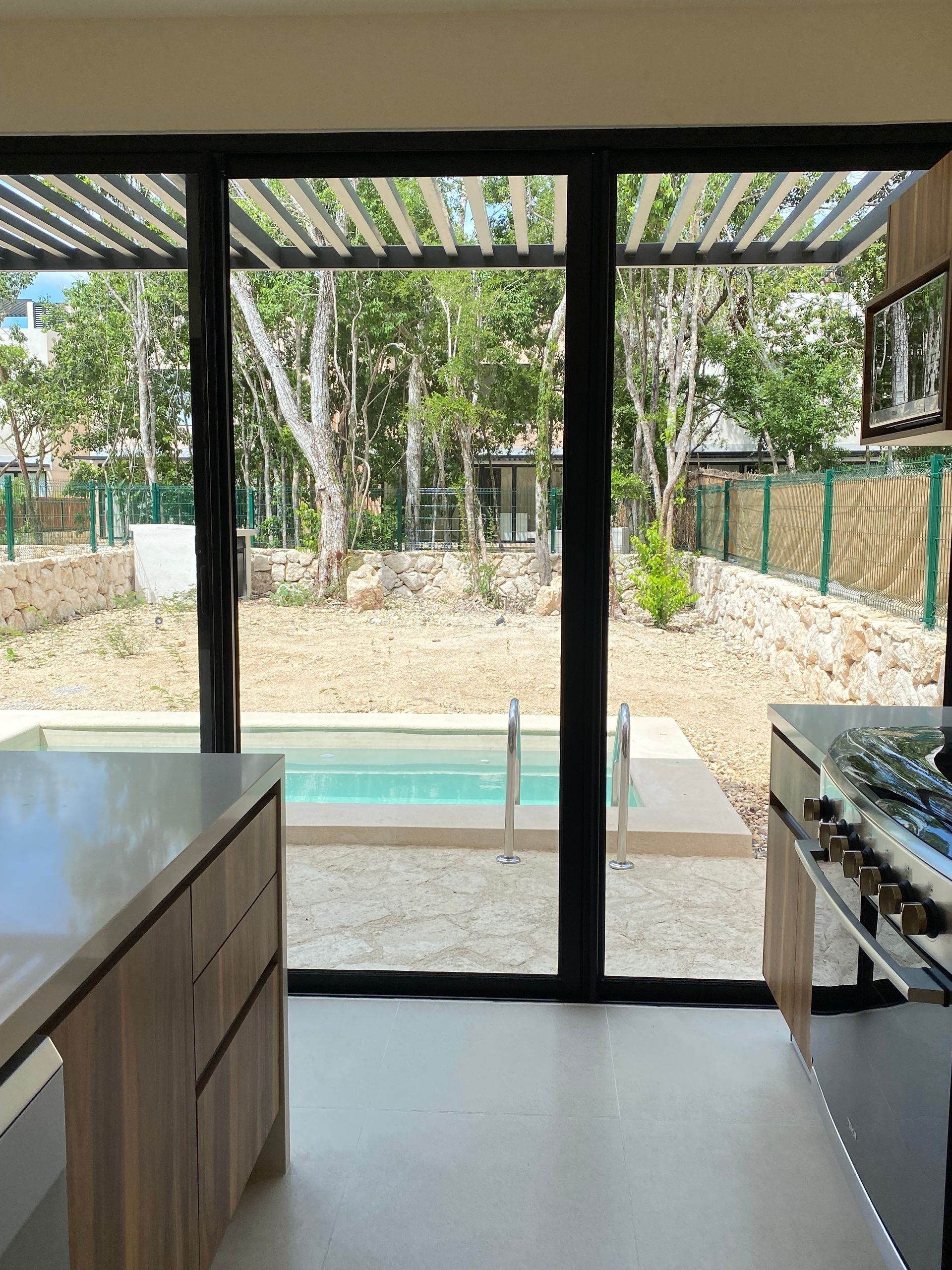 Cocina abierta con isla y luz natural