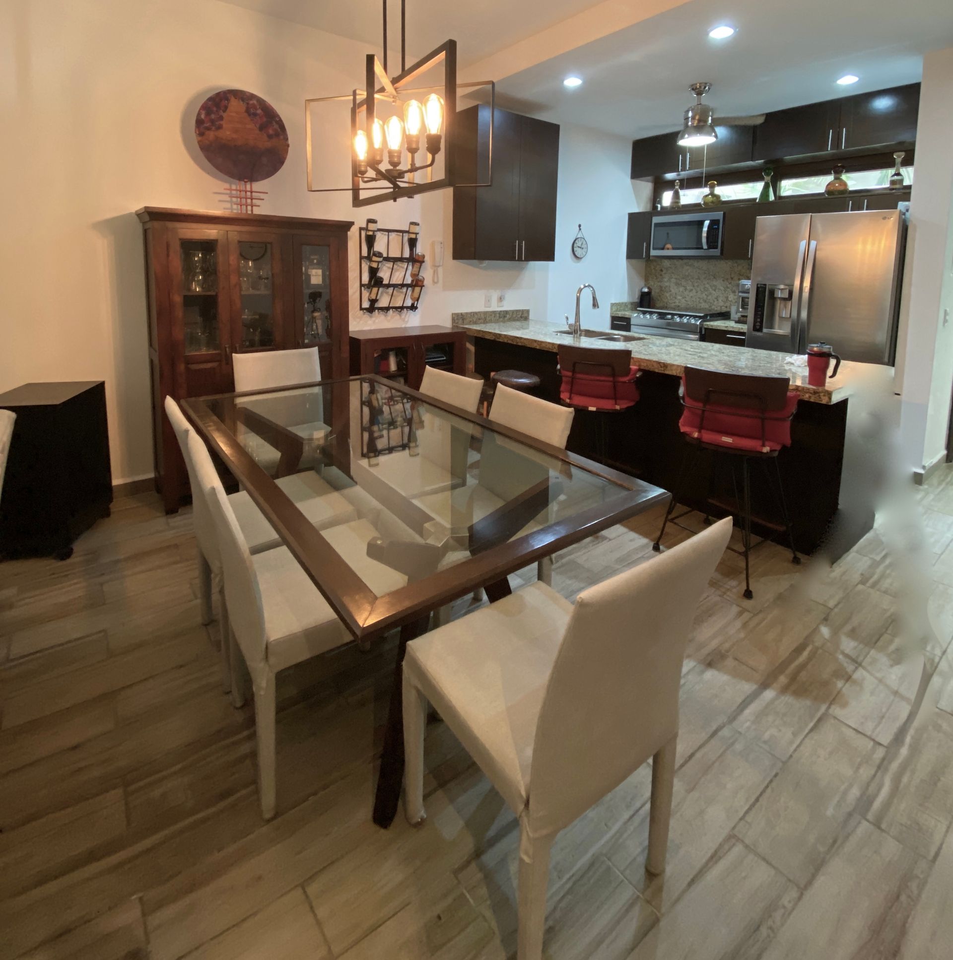 Cocina integral con barra de granito