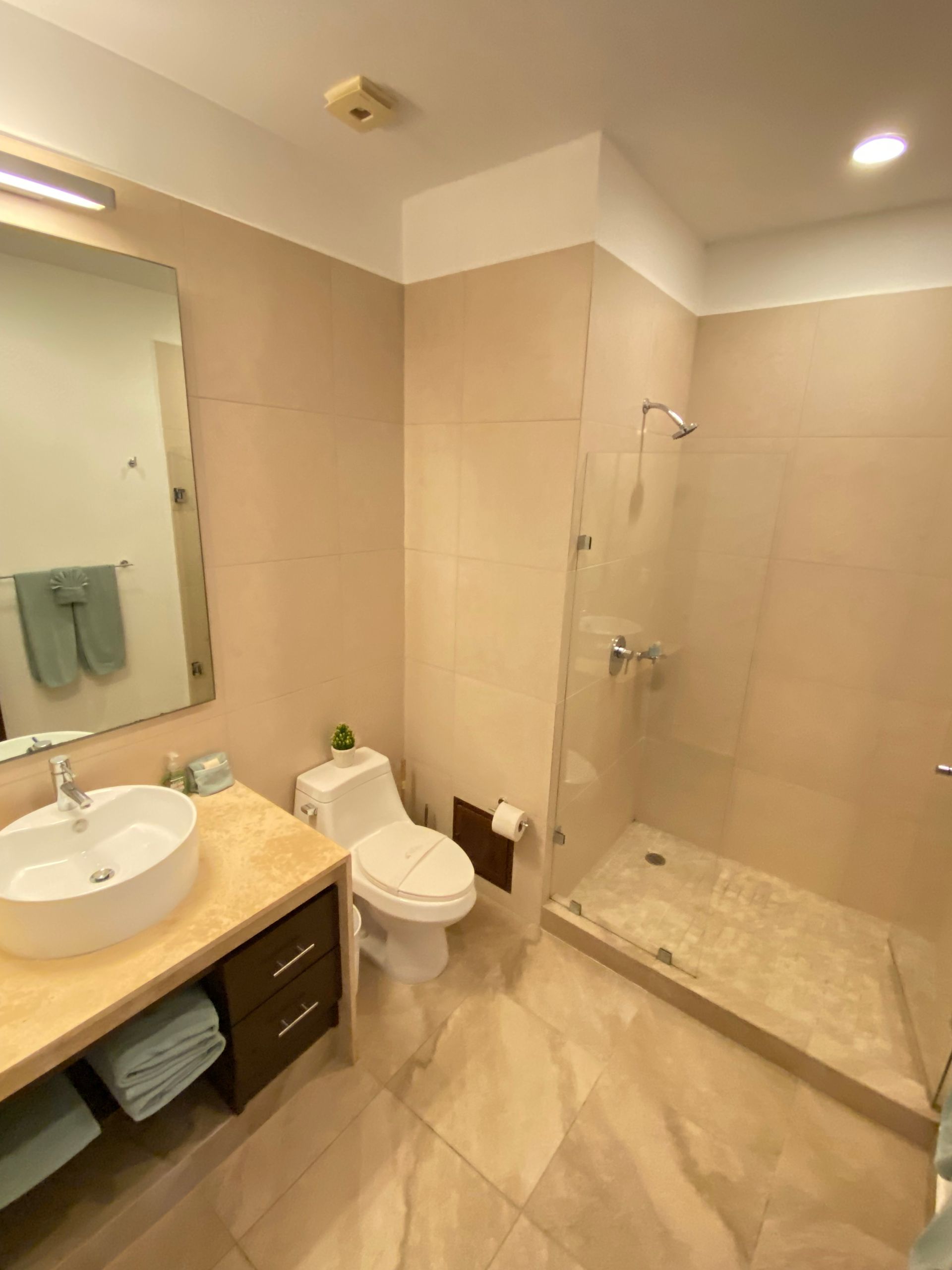 Baño moderno con acabados de mármol