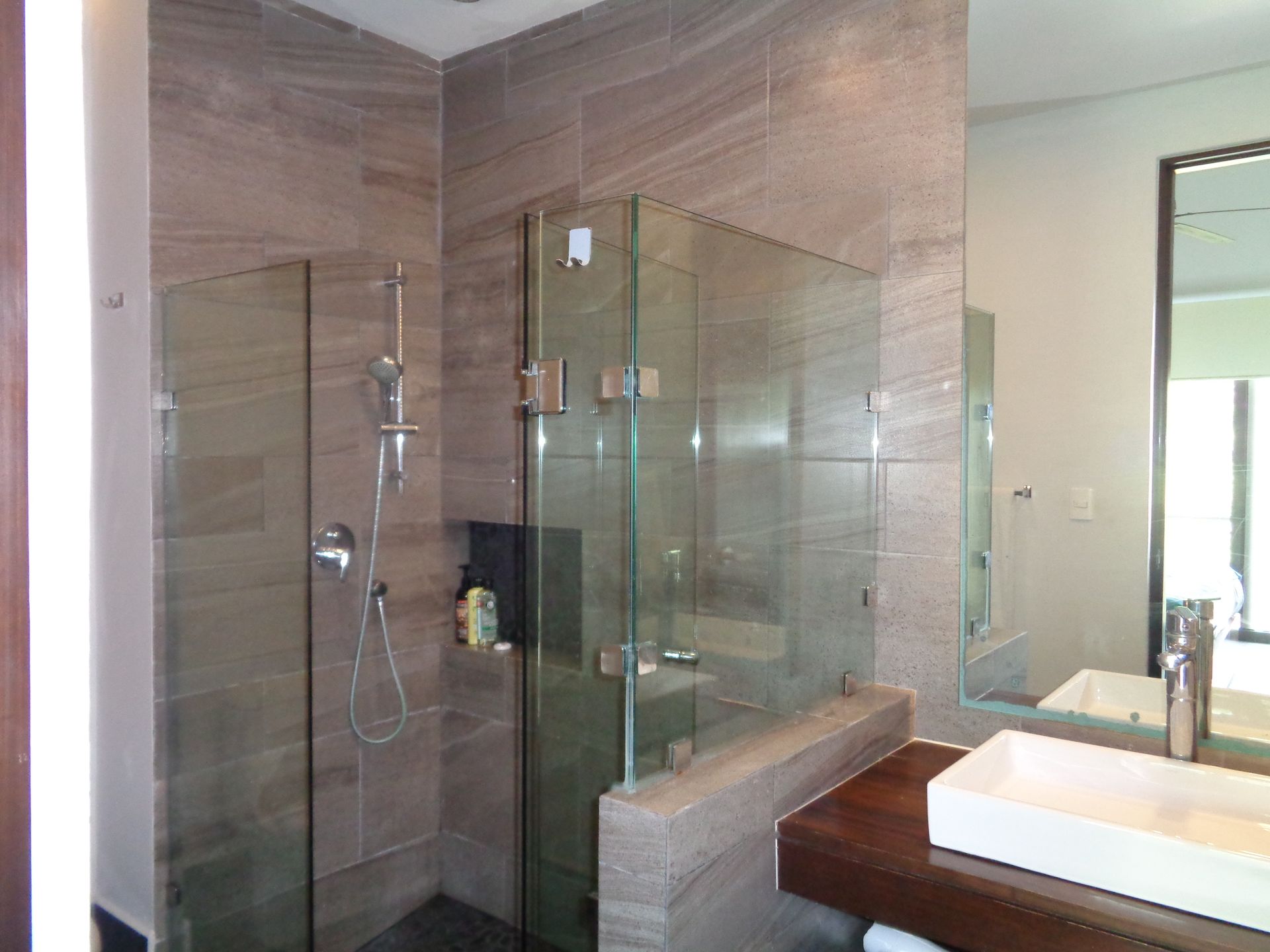 Baño con lavabo de sobreponer y espejo grande