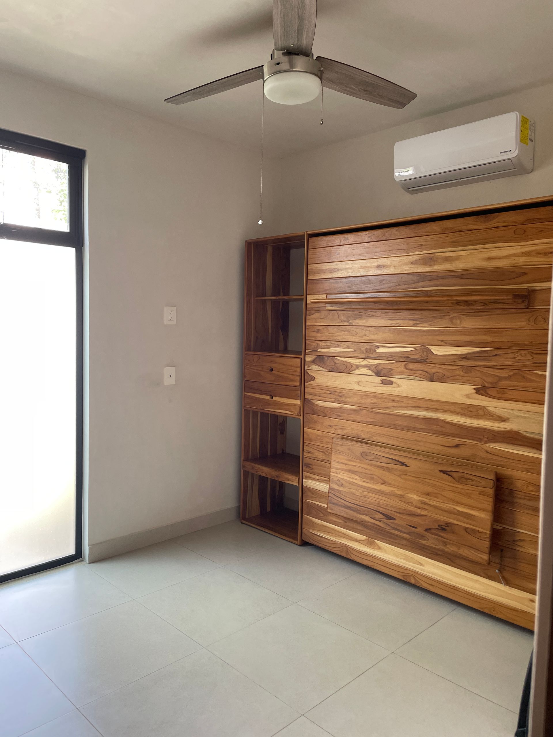 Recámara secundaria con clóset y ventilador