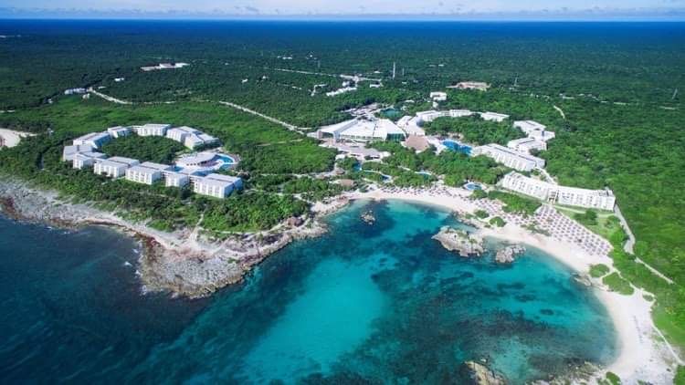 Playa privada del complejo Grand Sirenis