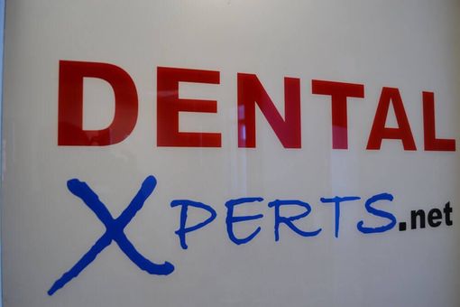 A sign that says dental experts.net on it