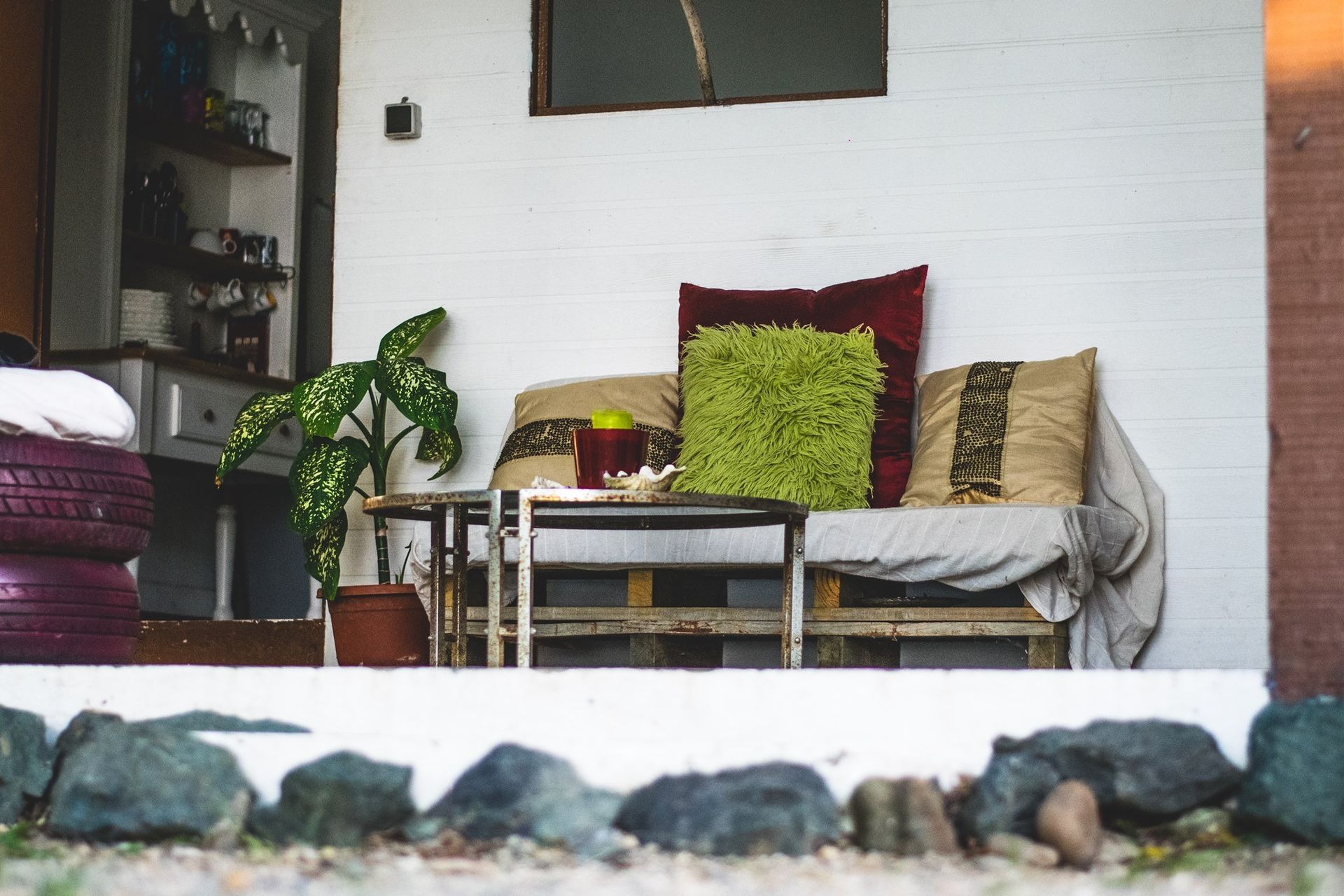 Terrasse couverte avec aoreillez sr la terraase de l'auberge