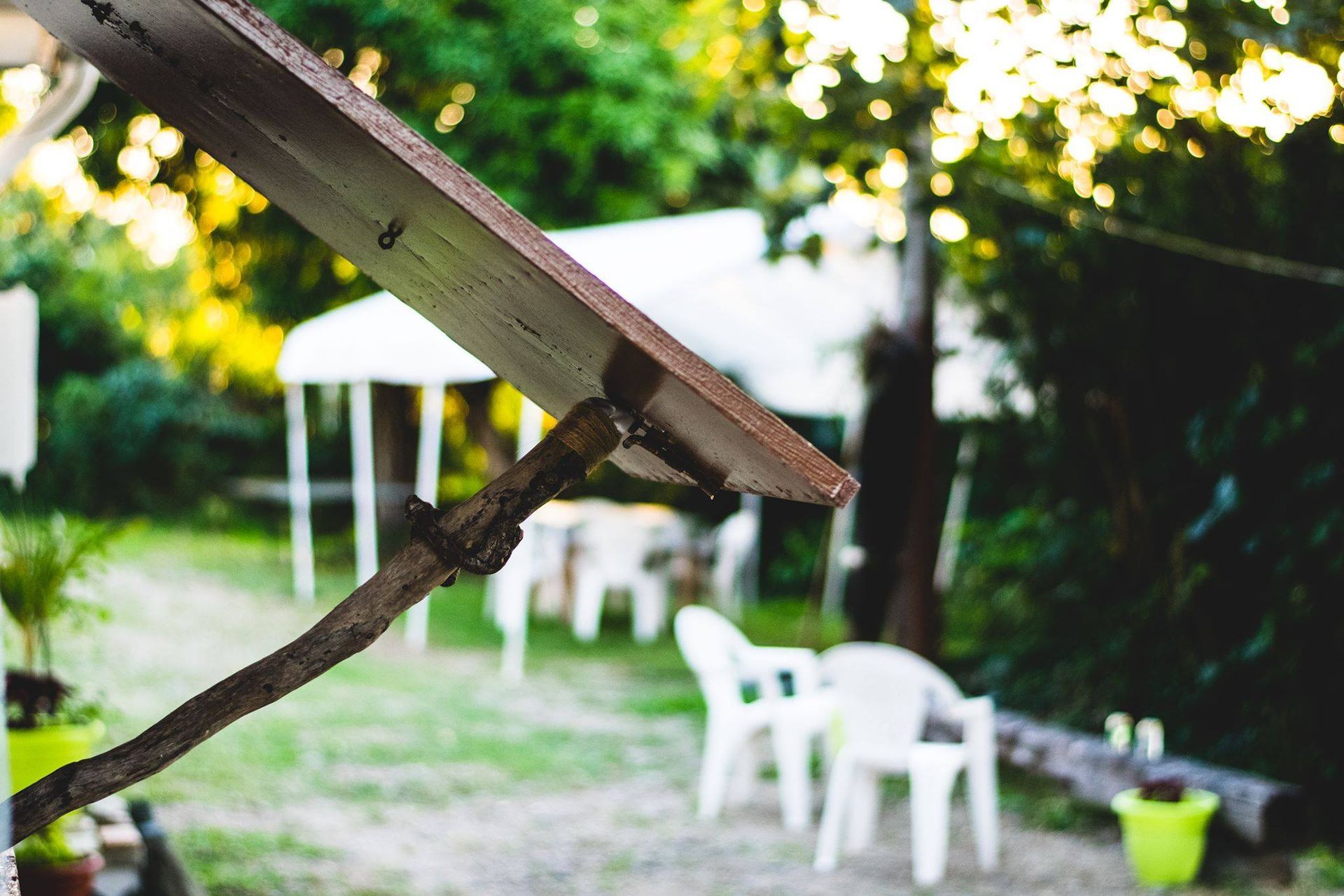 Une table en bois est posée au milieu d’un jardin.