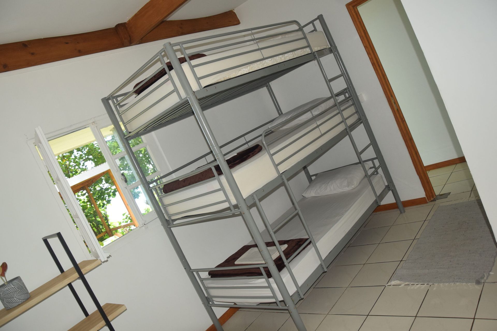 Une chambre avec un lit superposé et une fenêtre