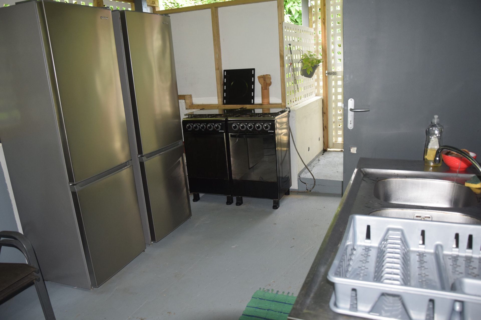 Une cuisine avec électroménagers en inox et un évier