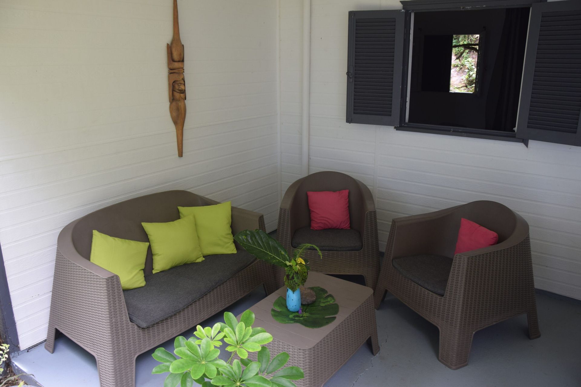 Un salon avec un canapé et deux chaises